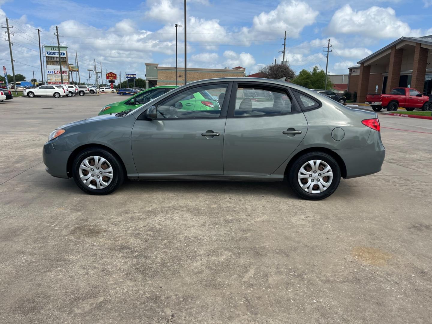 2010 green /gray Hyundai Elantra GLS (KMHDU4AD7AU) with an 2.0L L4 DOHC 16V engine, Automatic transmission, located at 14700 Tomball Parkway 249, Houston, TX, 77086, (281) 444-2200, 29.928619, -95.504074 - Photo#3