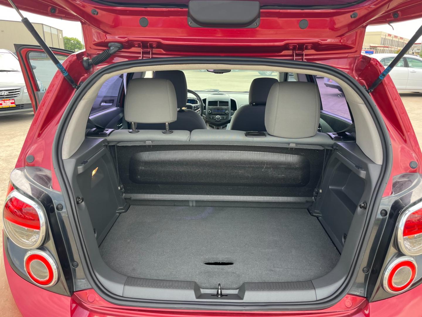 2013 red /black Chevrolet Sonic LT Auto 5-Door (1G1JC6SH3D4) with an 1.8L L4 DOHC 24V FFV engine, 6-Speed Automatic transmission, located at 14700 Tomball Parkway 249, Houston, TX, 77086, (281) 444-2200, 29.928619, -95.504074 - Photo#13