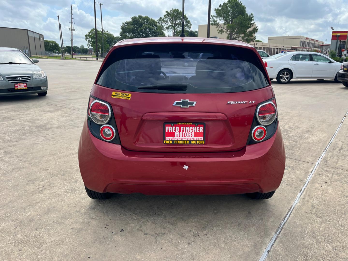 2013 red /black Chevrolet Sonic LT Auto 5-Door (1G1JC6SH3D4) with an 1.8L L4 DOHC 24V FFV engine, 6-Speed Automatic transmission, located at 14700 Tomball Parkway 249, Houston, TX, 77086, (281) 444-2200, 29.928619, -95.504074 - Photo#5