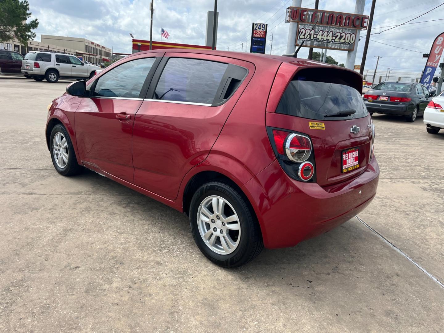 2013 red /black Chevrolet Sonic LT Auto 5-Door (1G1JC6SH3D4) with an 1.8L L4 DOHC 24V FFV engine, 6-Speed Automatic transmission, located at 14700 Tomball Parkway 249, Houston, TX, 77086, (281) 444-2200, 29.928619, -95.504074 - Photo#4