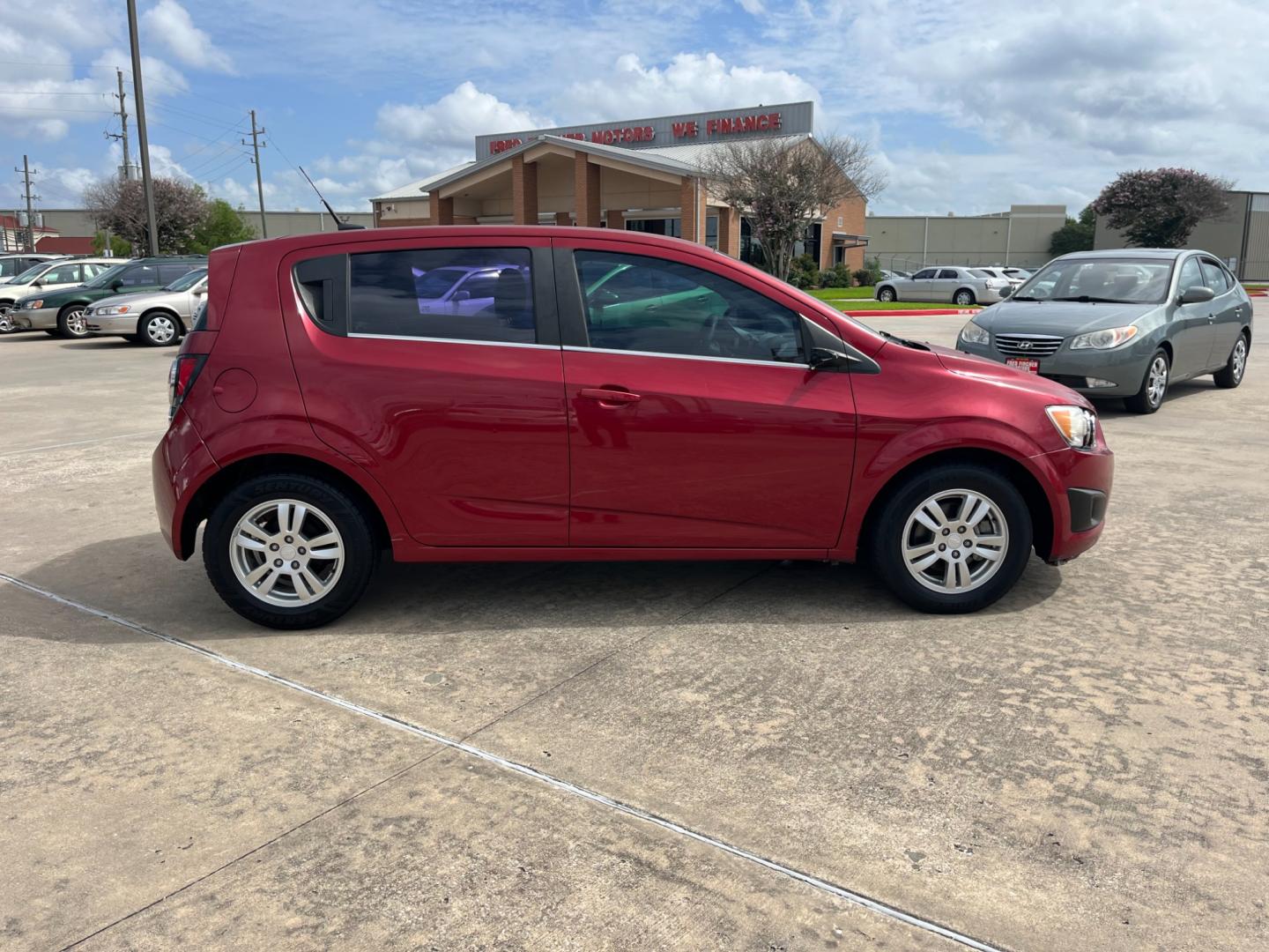 2013 red /black Chevrolet Sonic LT Auto 5-Door (1G1JC6SH3D4) with an 1.8L L4 DOHC 24V FFV engine, 6-Speed Automatic transmission, located at 14700 Tomball Parkway 249, Houston, TX, 77086, (281) 444-2200, 29.928619, -95.504074 - Photo#7