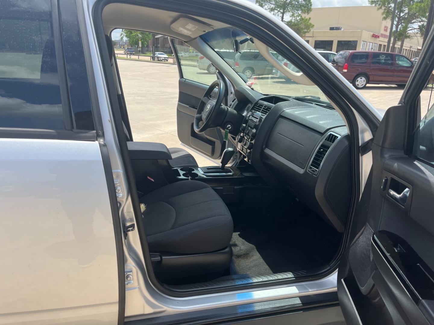 2009 silver /black Mazda Tribute i Grand Touring FWD (4F2CZ02769K) with an 2.3L L4 DOHC 24V engine, 4-Speed Automatic transmission, located at 14700 Tomball Parkway 249, Houston, TX, 77086, (281) 444-2200, 29.928619, -95.504074 - Photo#11