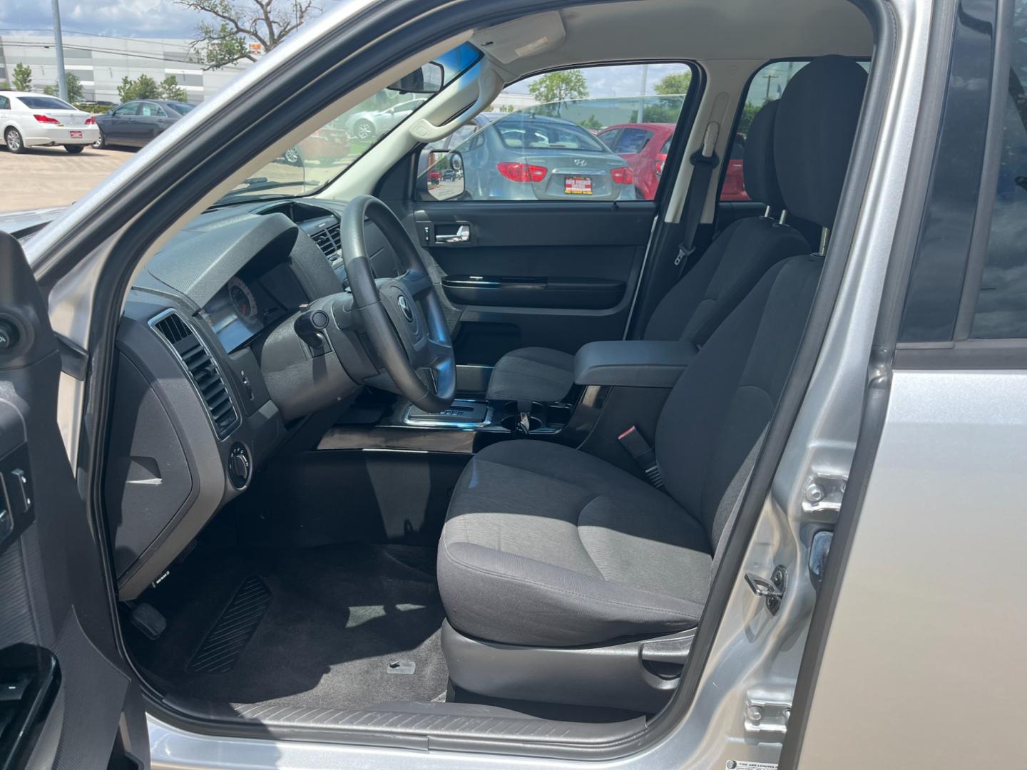 2009 silver /black Mazda Tribute i Grand Touring FWD (4F2CZ02769K) with an 2.3L L4 DOHC 24V engine, 4-Speed Automatic transmission, located at 14700 Tomball Parkway 249, Houston, TX, 77086, (281) 444-2200, 29.928619, -95.504074 - Photo#8