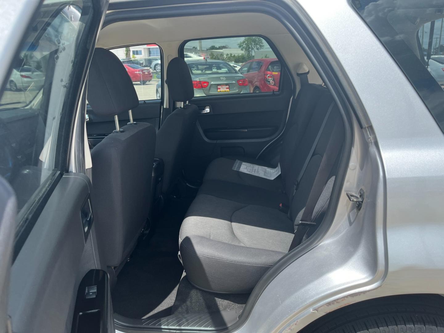 2009 silver /black Mazda Tribute i Grand Touring FWD (4F2CZ02769K) with an 2.3L L4 DOHC 24V engine, 4-Speed Automatic transmission, located at 14700 Tomball Parkway 249, Houston, TX, 77086, (281) 444-2200, 29.928619, -95.504074 - Photo#9