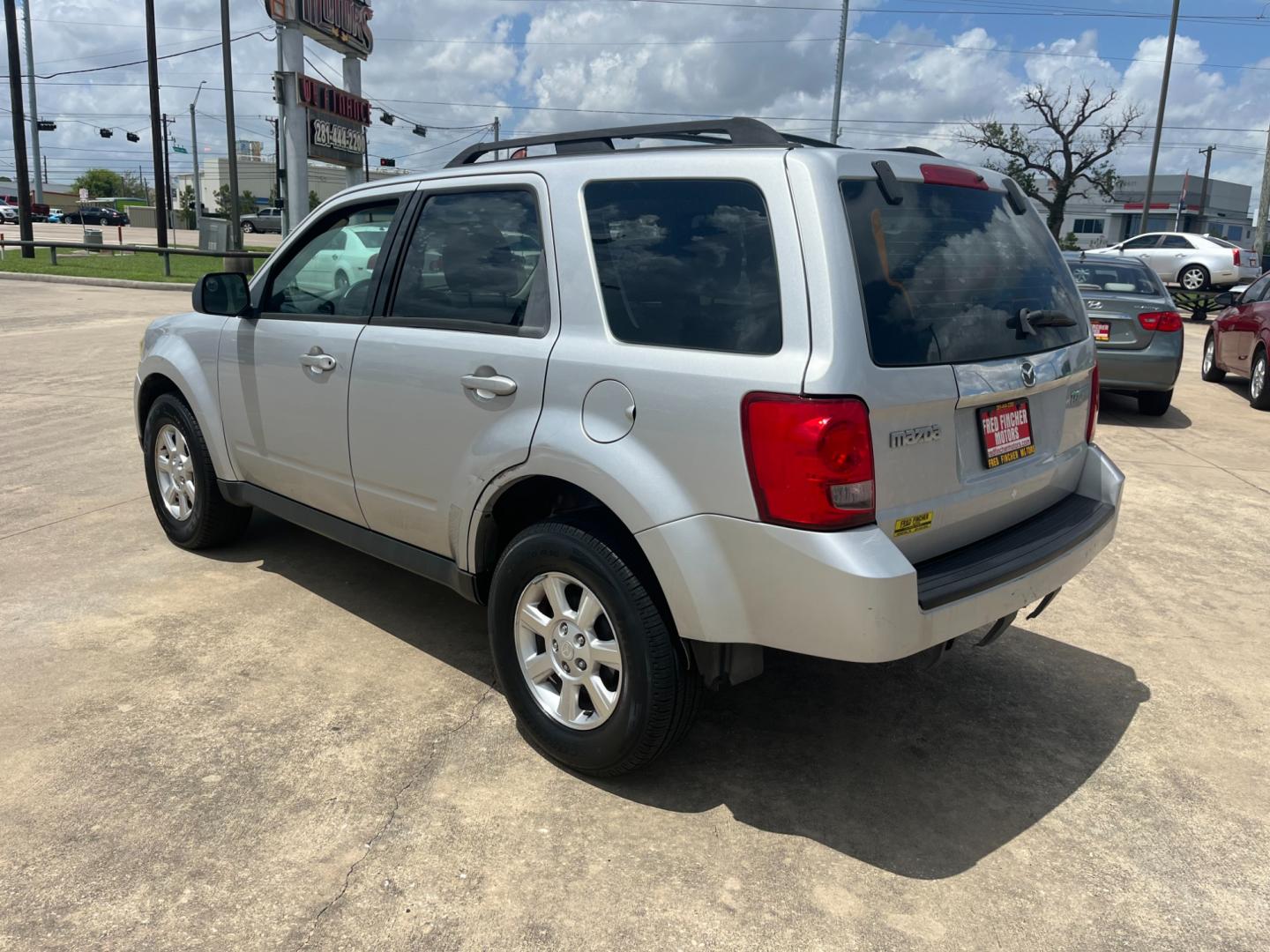 2009 silver /black Mazda Tribute i Grand Touring FWD (4F2CZ02769K) with an 2.3L L4 DOHC 24V engine, 4-Speed Automatic transmission, located at 14700 Tomball Parkway 249, Houston, TX, 77086, (281) 444-2200, 29.928619, -95.504074 - Photo#4