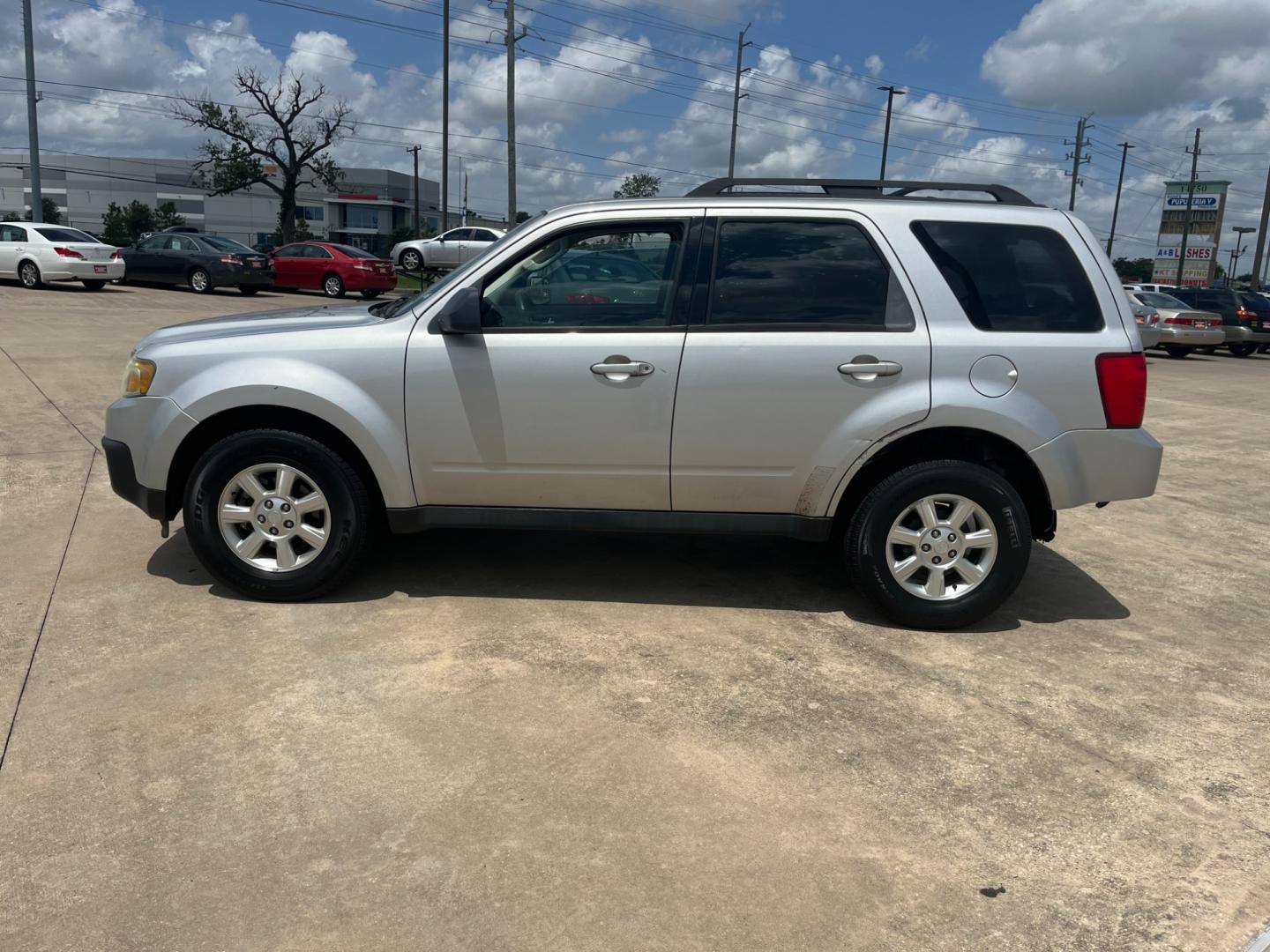 2009 silver /black Mazda Tribute i Grand Touring FWD (4F2CZ02769K) with an 2.3L L4 DOHC 24V engine, 4-Speed Automatic transmission, located at 14700 Tomball Parkway 249, Houston, TX, 77086, (281) 444-2200, 29.928619, -95.504074 - Photo#3