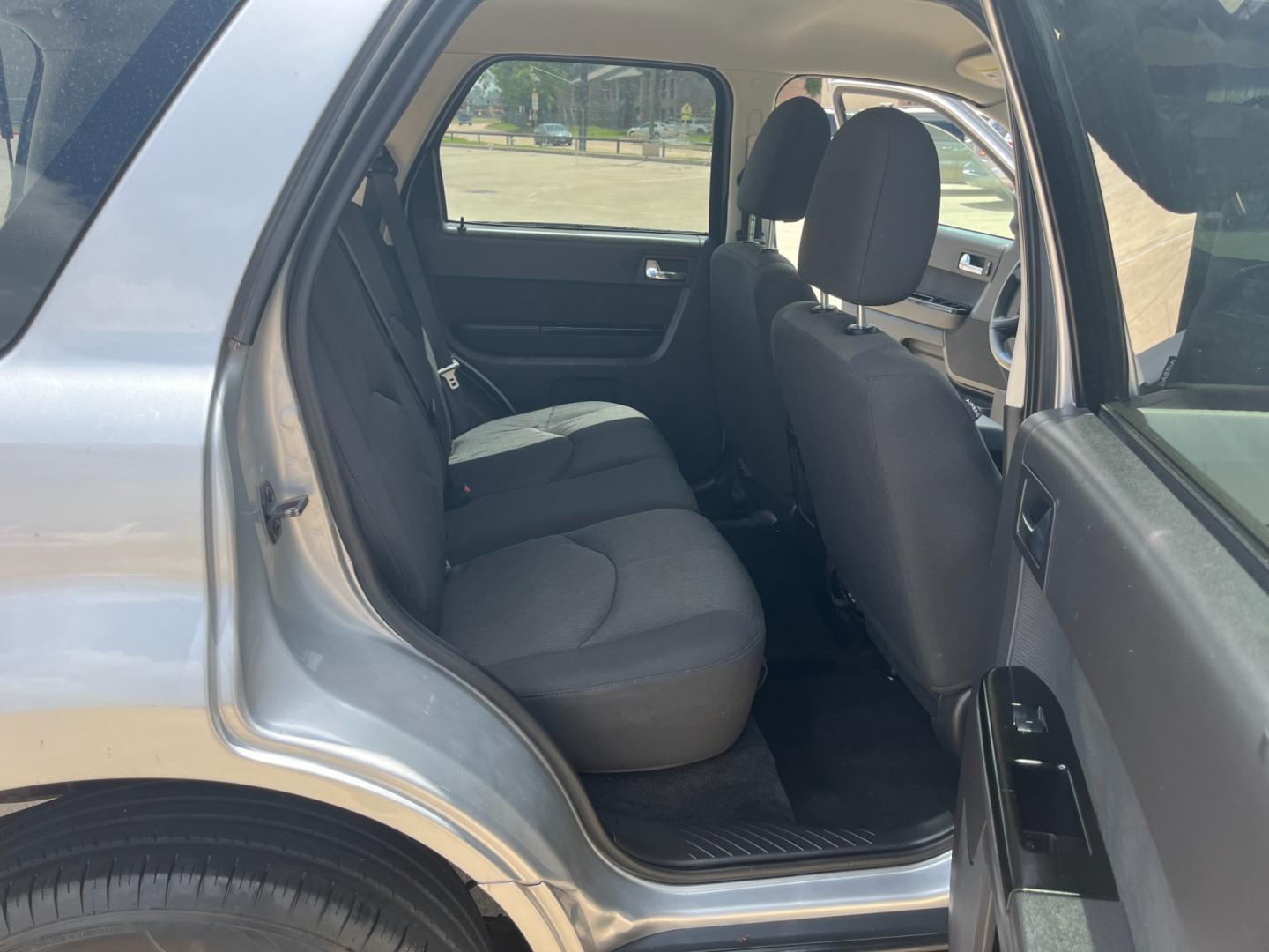 2009 silver /black Mazda Tribute i Grand Touring FWD (4F2CZ02769K) with an 2.3L L4 DOHC 24V engine, 4-Speed Automatic transmission, located at 14700 Tomball Parkway 249, Houston, TX, 77086, (281) 444-2200, 29.928619, -95.504074 - Photo#12