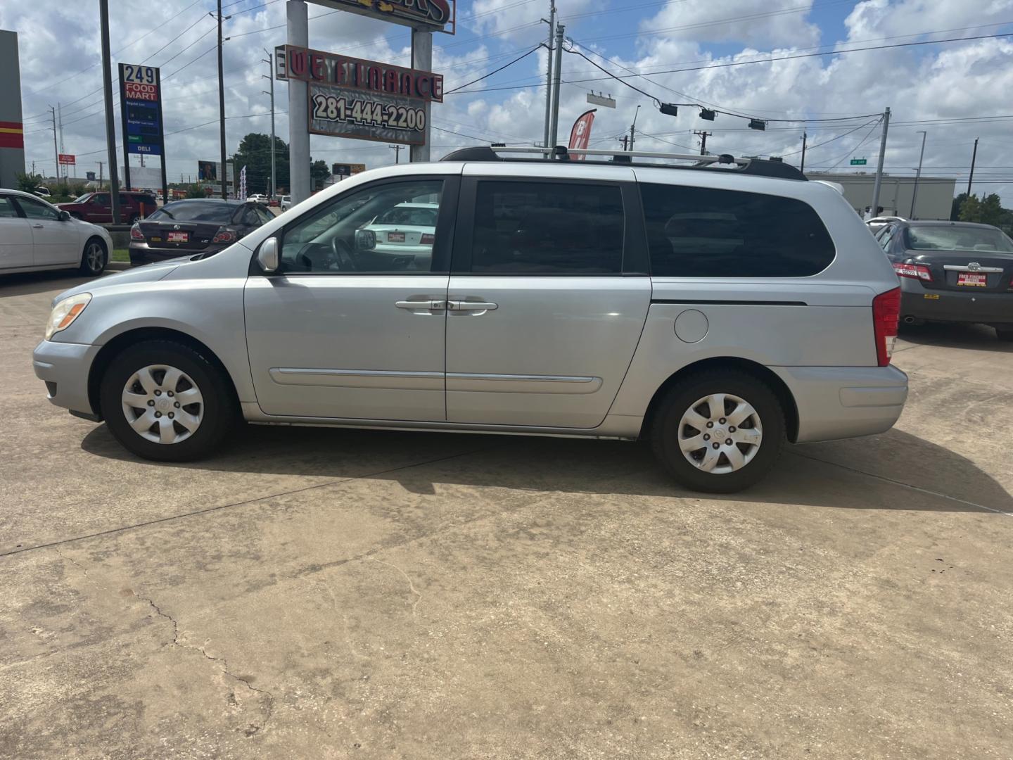 2008 silver /gray Hyundai Entourage GLS (KNDMC233486) with an 3.8L V6 DOHC 24V engine, 5-Speed Automatic Overdrive transmission, located at 14700 Tomball Parkway 249, Houston, TX, 77086, (281) 444-2200, 29.928619, -95.504074 - Photo#3