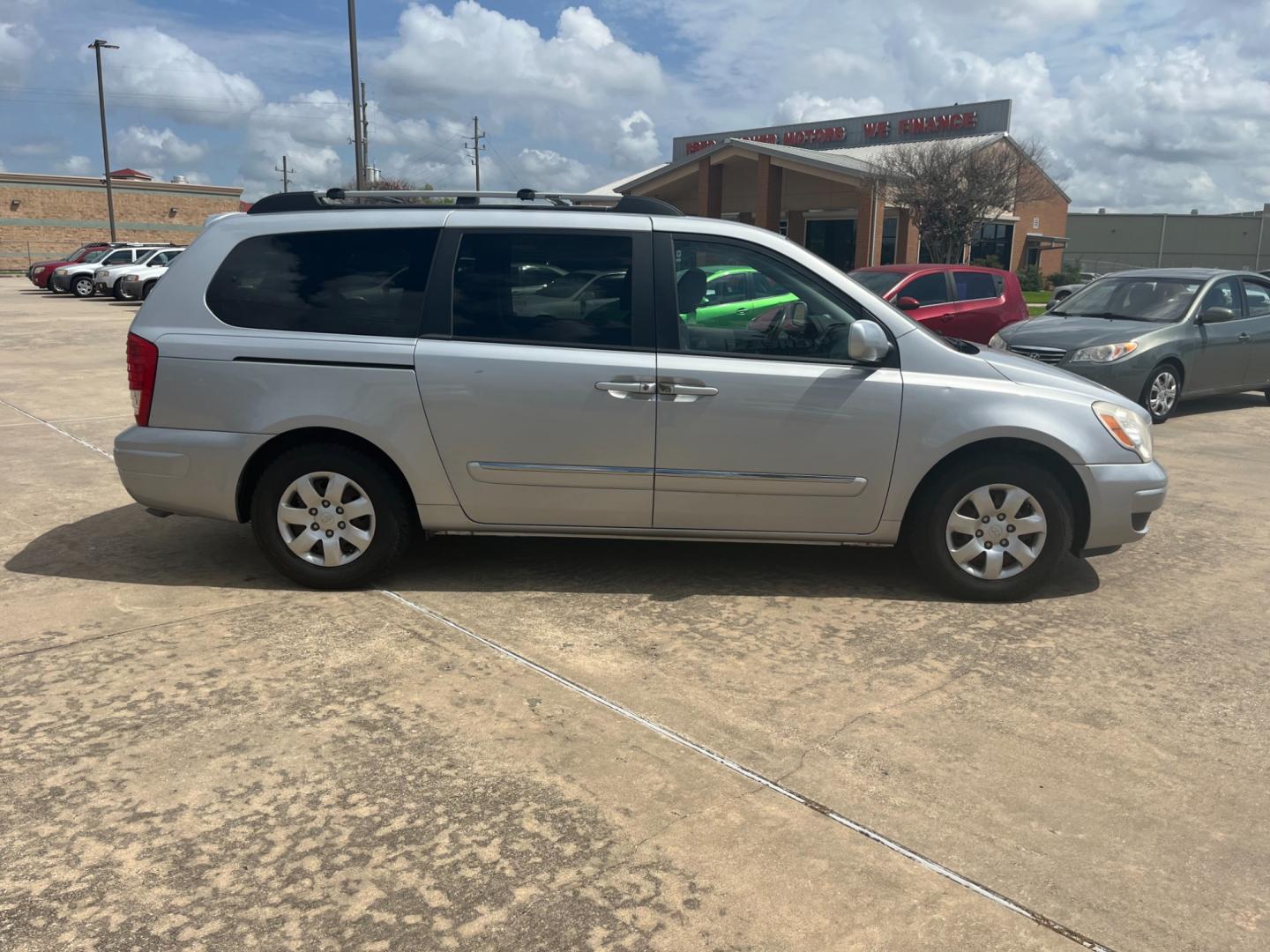 2008 silver /gray Hyundai Entourage GLS (KNDMC233486) with an 3.8L V6 DOHC 24V engine, 5-Speed Automatic Overdrive transmission, located at 14700 Tomball Parkway 249, Houston, TX, 77086, (281) 444-2200, 29.928619, -95.504074 - Photo#7