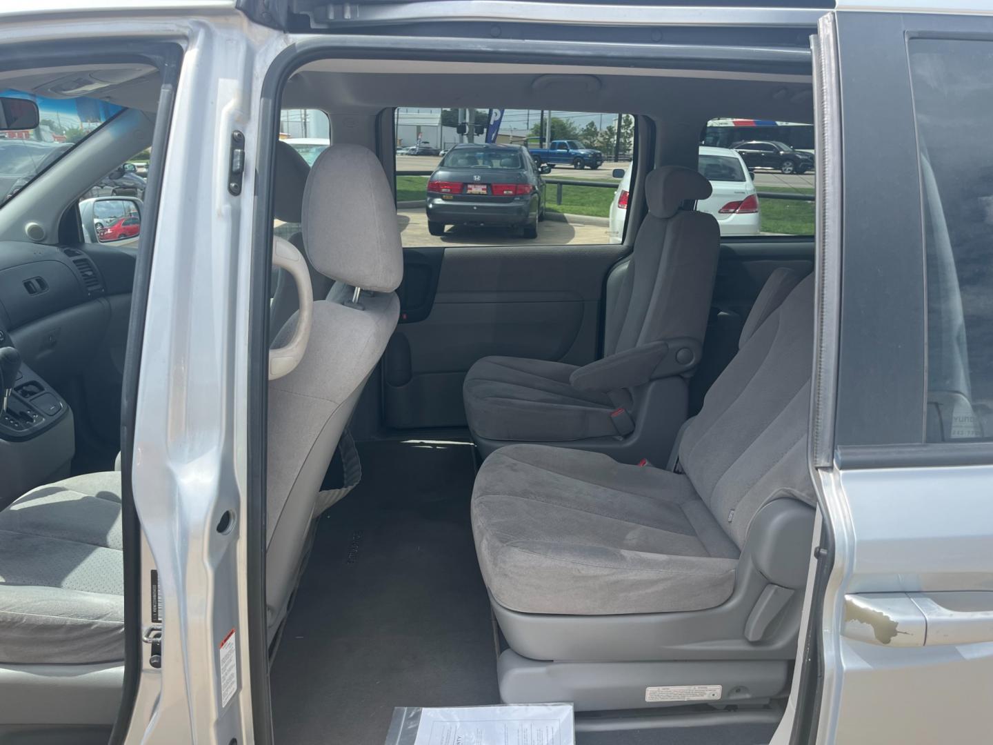 2008 silver /gray Hyundai Entourage GLS (KNDMC233486) with an 3.8L V6 DOHC 24V engine, 5-Speed Automatic Overdrive transmission, located at 14700 Tomball Parkway 249, Houston, TX, 77086, (281) 444-2200, 29.928619, -95.504074 - Photo#9