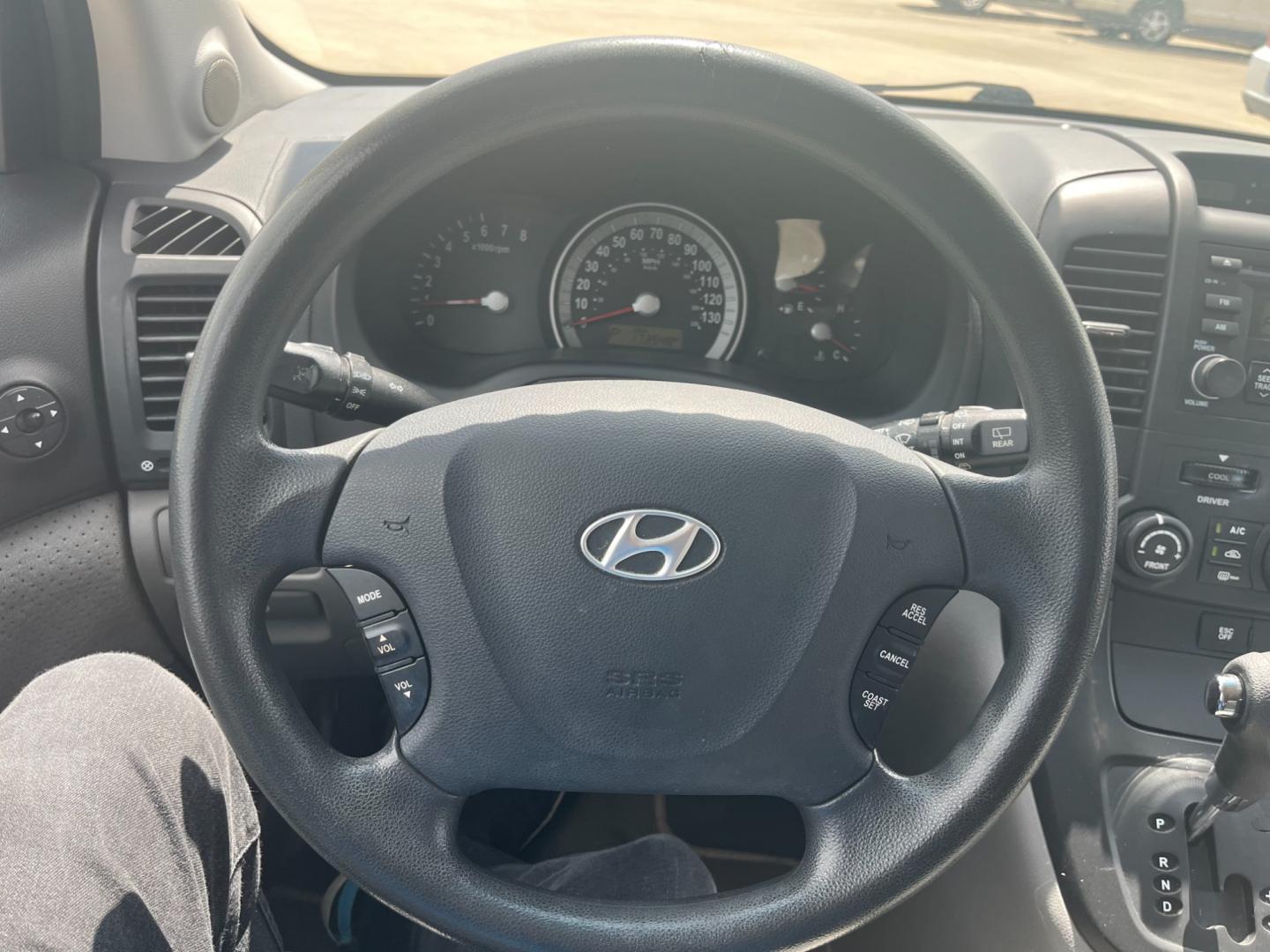 2008 silver /gray Hyundai Entourage GLS (KNDMC233486) with an 3.8L V6 DOHC 24V engine, 5-Speed Automatic Overdrive transmission, located at 14700 Tomball Parkway 249, Houston, TX, 77086, (281) 444-2200, 29.928619, -95.504074 - Photo#16