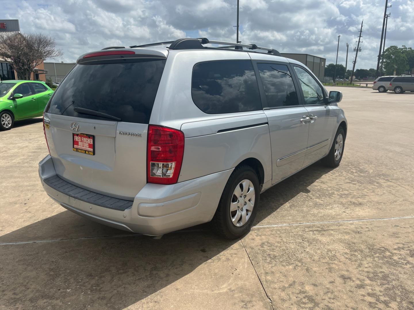 2008 silver /gray Hyundai Entourage GLS (KNDMC233486) with an 3.8L V6 DOHC 24V engine, 5-Speed Automatic Overdrive transmission, located at 14700 Tomball Parkway 249, Houston, TX, 77086, (281) 444-2200, 29.928619, -95.504074 - Photo#6