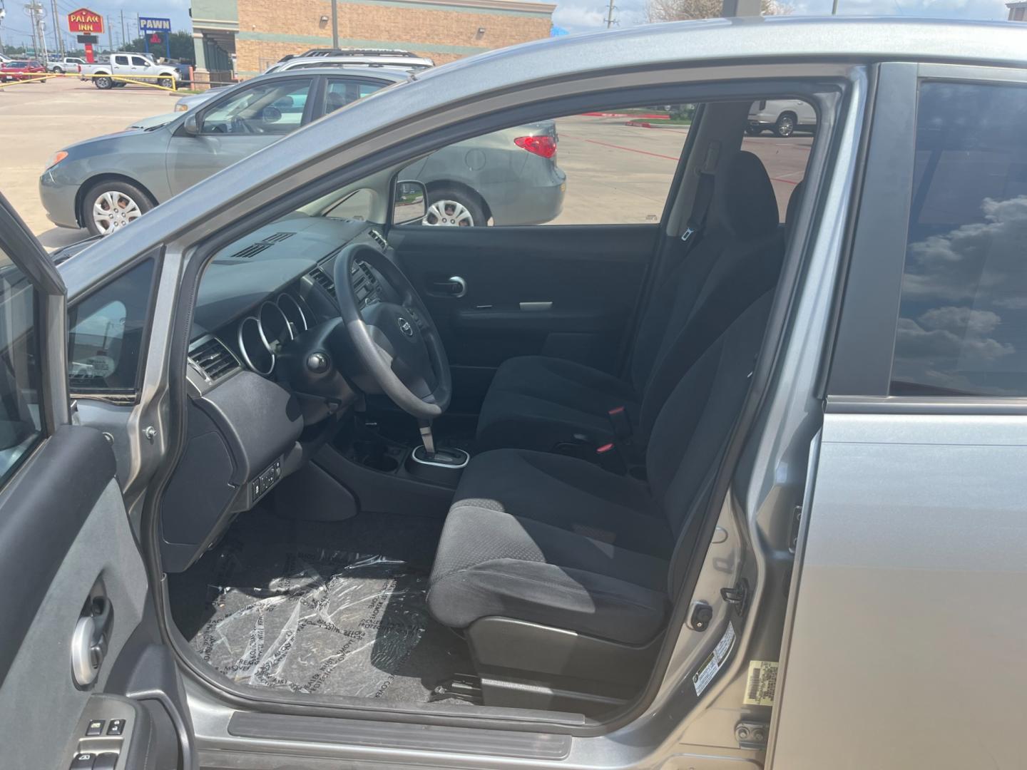 2012 GRAY /black Nissan Versa 1.8 SL Hatchback (3N1BC1CP6CK) with an 1.8L L4 DOHC 16V engine, Continuously Variable Transmission transmission, located at 14700 Tomball Parkway 249, Houston, TX, 77086, (281) 444-2200, 29.928619, -95.504074 - Photo#7