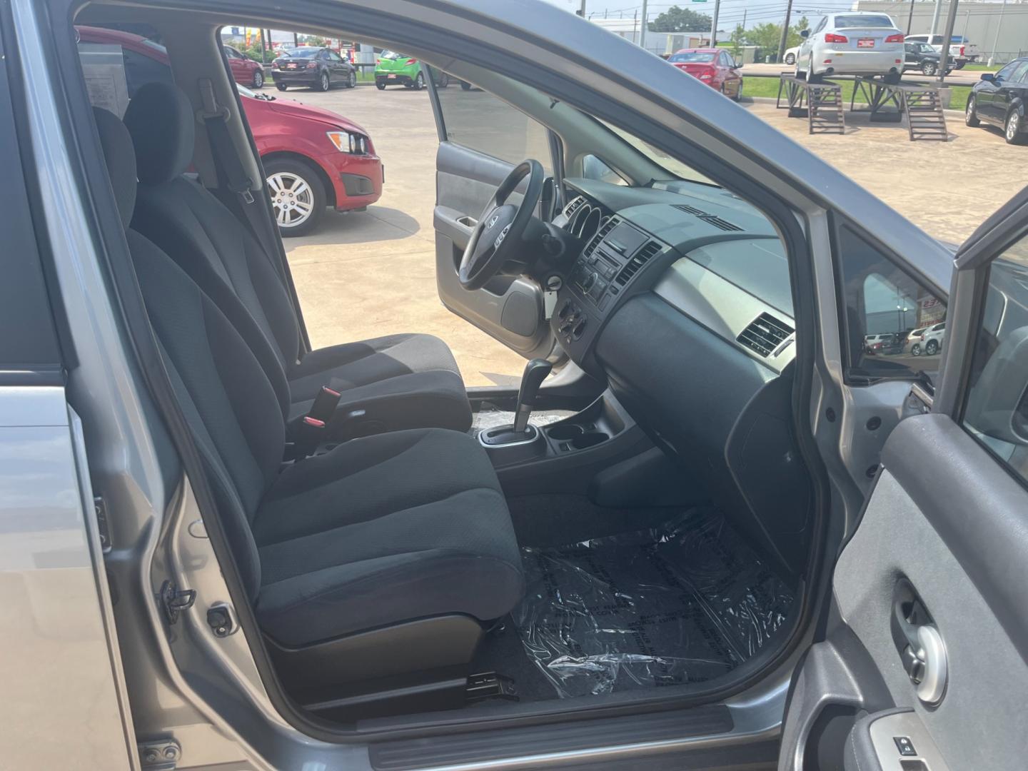 2012 GRAY /black Nissan Versa 1.8 SL Hatchback (3N1BC1CP6CK) with an 1.8L L4 DOHC 16V engine, Continuously Variable Transmission transmission, located at 14700 Tomball Parkway 249, Houston, TX, 77086, (281) 444-2200, 29.928619, -95.504074 - Photo#10