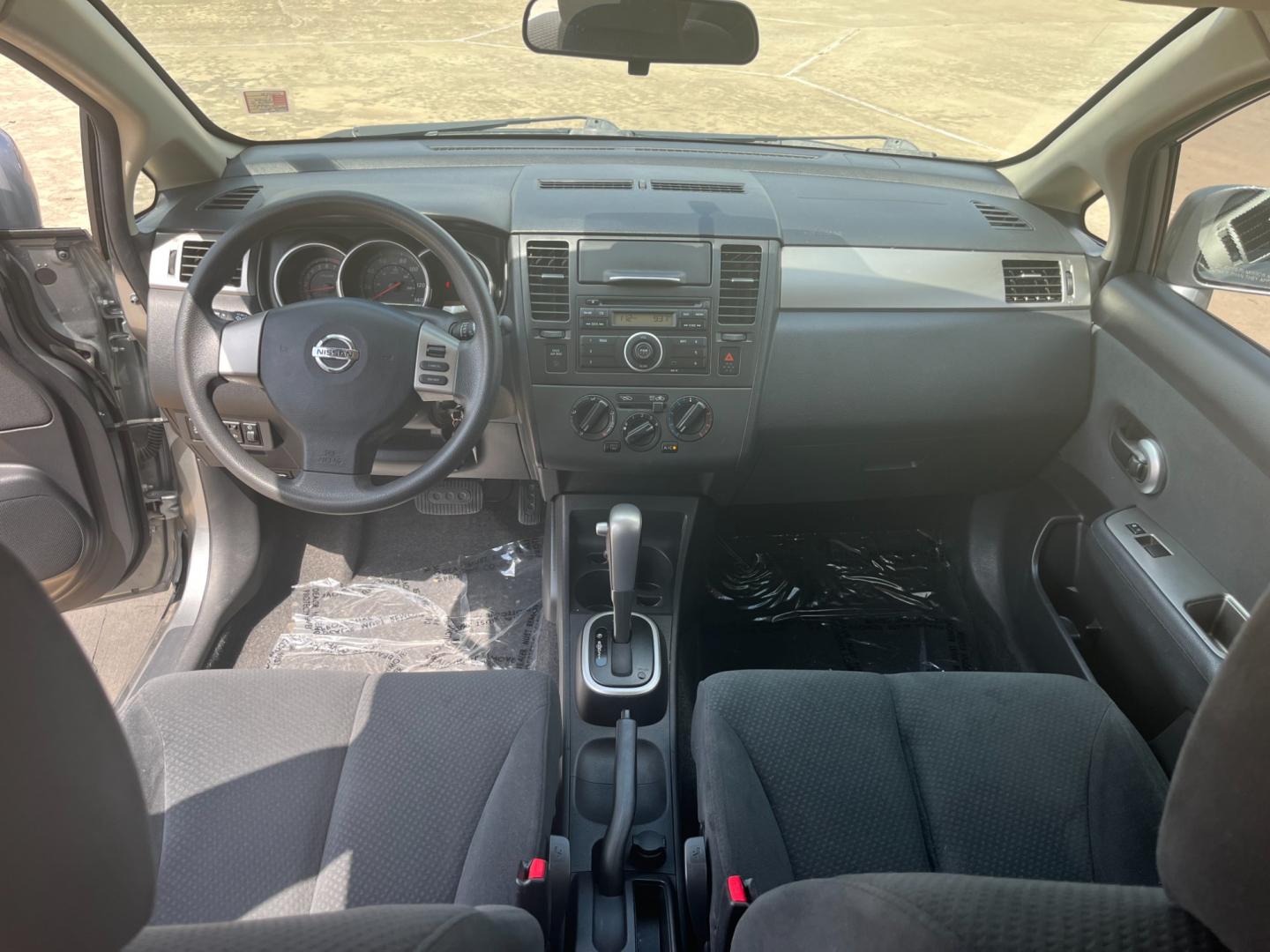 2012 GRAY /black Nissan Versa 1.8 SL Hatchback (3N1BC1CP6CK) with an 1.8L L4 DOHC 16V engine, Continuously Variable Transmission transmission, located at 14700 Tomball Parkway 249, Houston, TX, 77086, (281) 444-2200, 29.928619, -95.504074 - Photo#9