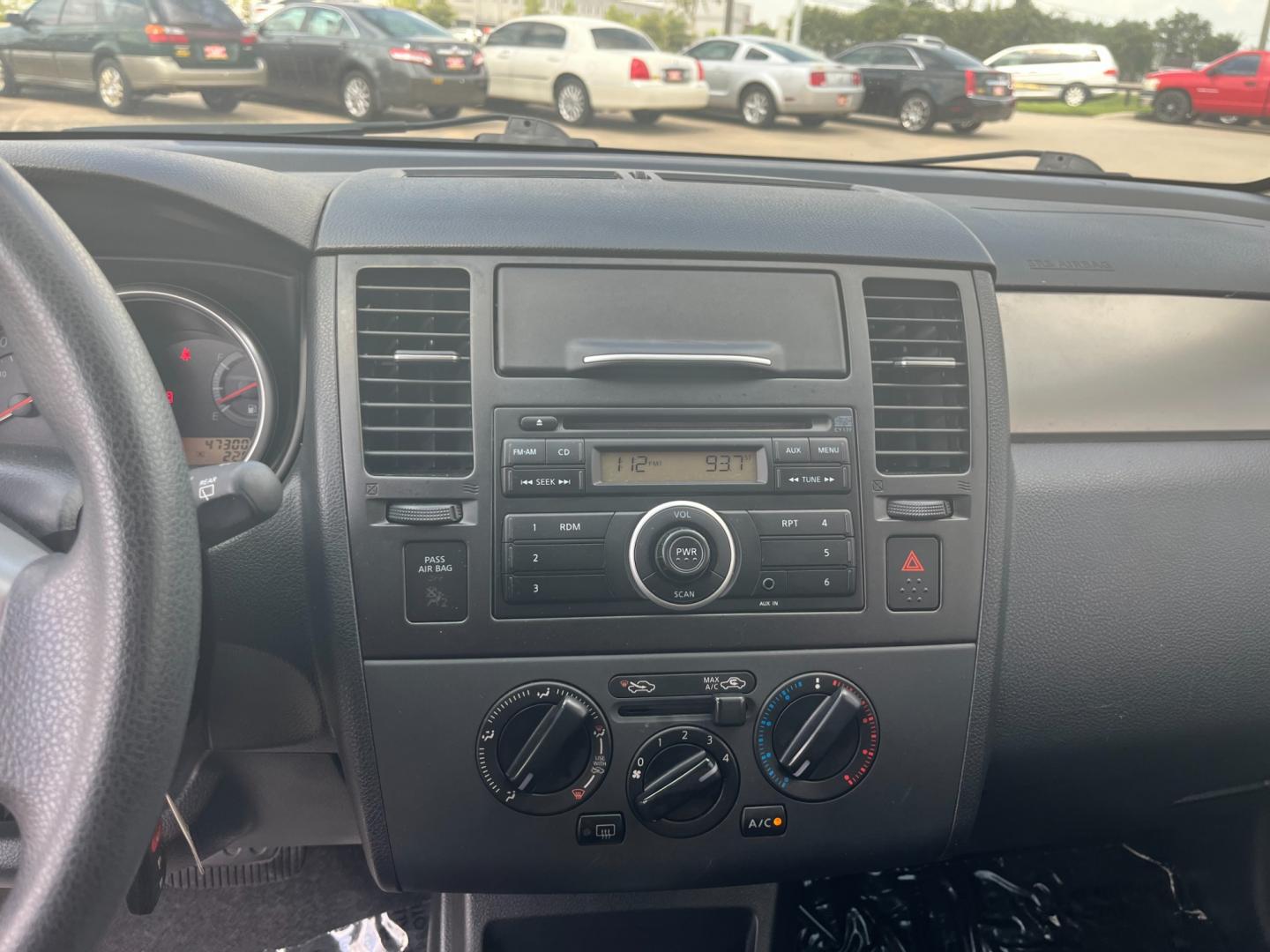 2012 GRAY /black Nissan Versa 1.8 SL Hatchback (3N1BC1CP6CK) with an 1.8L L4 DOHC 16V engine, Continuously Variable Transmission transmission, located at 14700 Tomball Parkway 249, Houston, TX, 77086, (281) 444-2200, 29.928619, -95.504074 - Photo#14