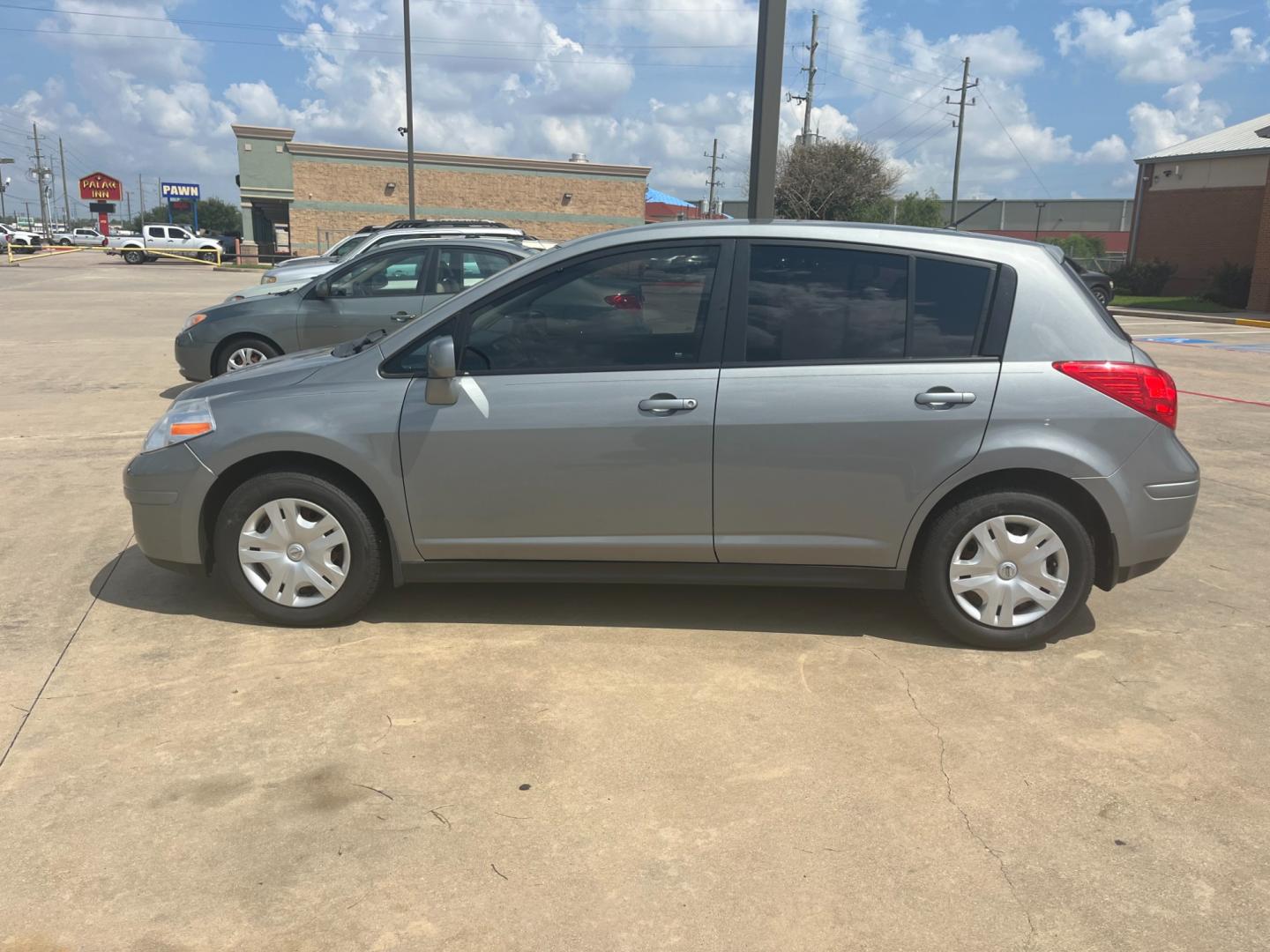 2012 GRAY /black Nissan Versa 1.8 SL Hatchback (3N1BC1CP6CK) with an 1.8L L4 DOHC 16V engine, Continuously Variable Transmission transmission, located at 14700 Tomball Parkway 249, Houston, TX, 77086, (281) 444-2200, 29.928619, -95.504074 - Photo#3