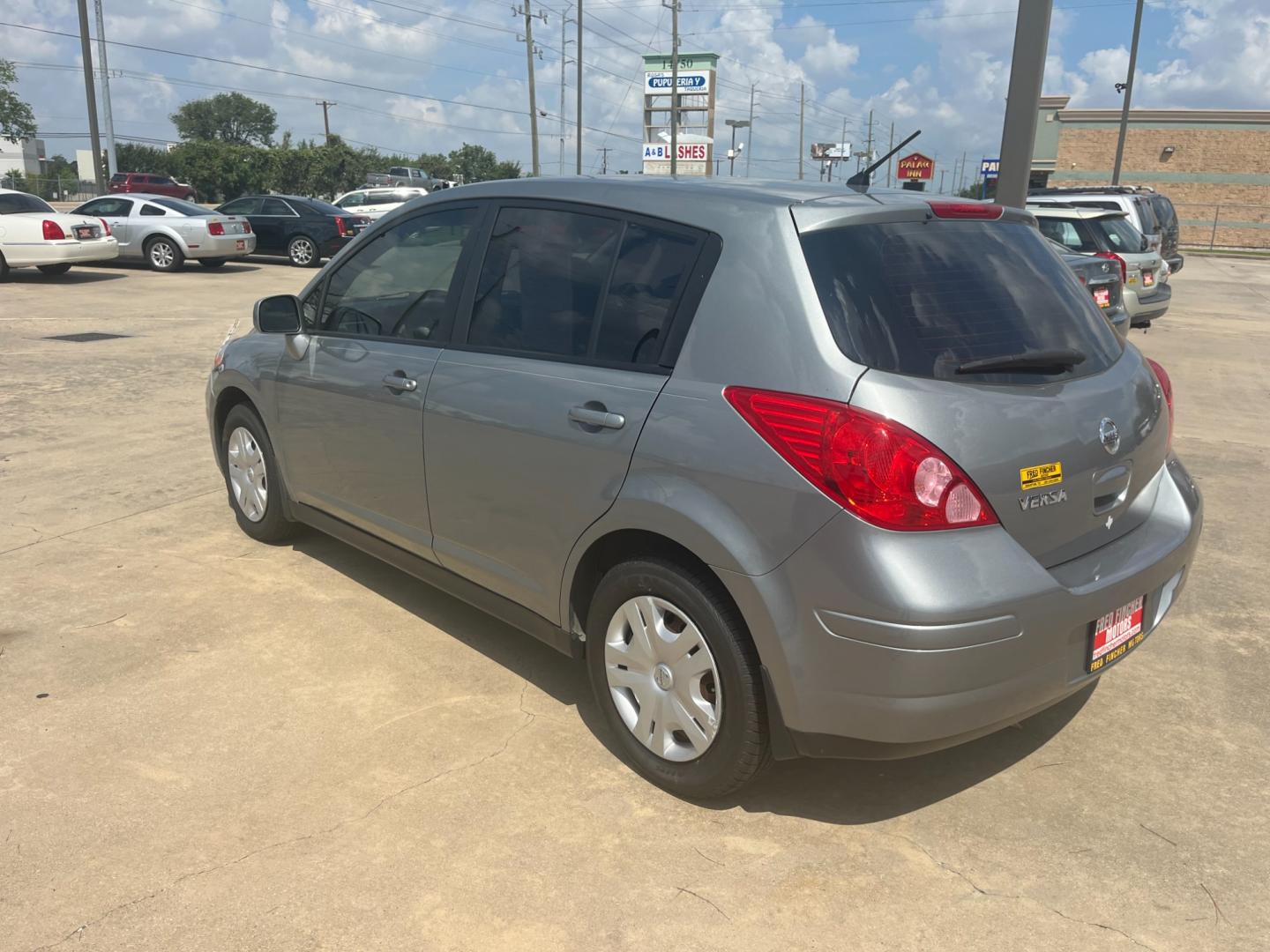 2012 GRAY /black Nissan Versa 1.8 SL Hatchback (3N1BC1CP6CK) with an 1.8L L4 DOHC 16V engine, Continuously Variable Transmission transmission, located at 14700 Tomball Parkway 249, Houston, TX, 77086, (281) 444-2200, 29.928619, -95.504074 - Photo#4