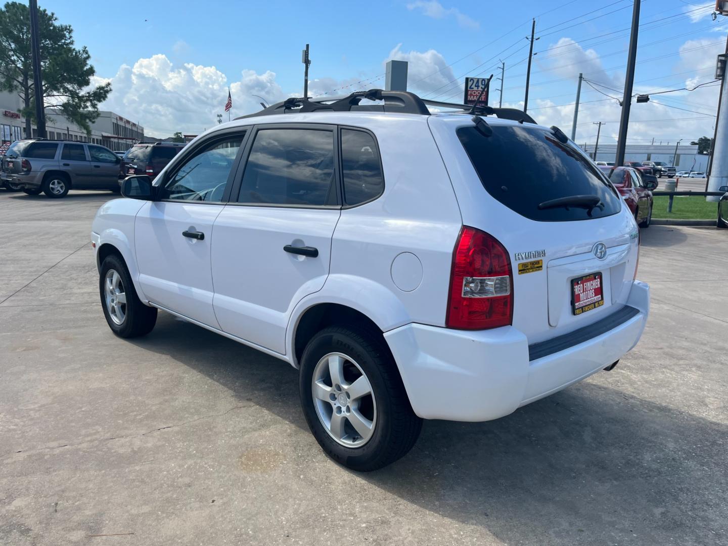 2008 white /black Hyundai Tucson GLS 2.0 2WD (KM8JM12B48U) with an 2.0L L4 DOHC 16V engine, Automatic transmission, located at 14700 Tomball Parkway 249, Houston, TX, 77086, (281) 444-2200, 29.928619, -95.504074 - Photo#4