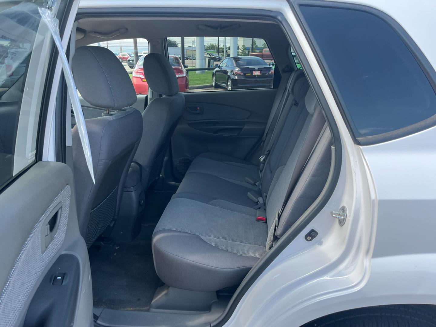 2008 white /black Hyundai Tucson GLS 2.0 2WD (KM8JM12B48U) with an 2.0L L4 DOHC 16V engine, Automatic transmission, located at 14700 Tomball Parkway 249, Houston, TX, 77086, (281) 444-2200, 29.928619, -95.504074 - Photo#9