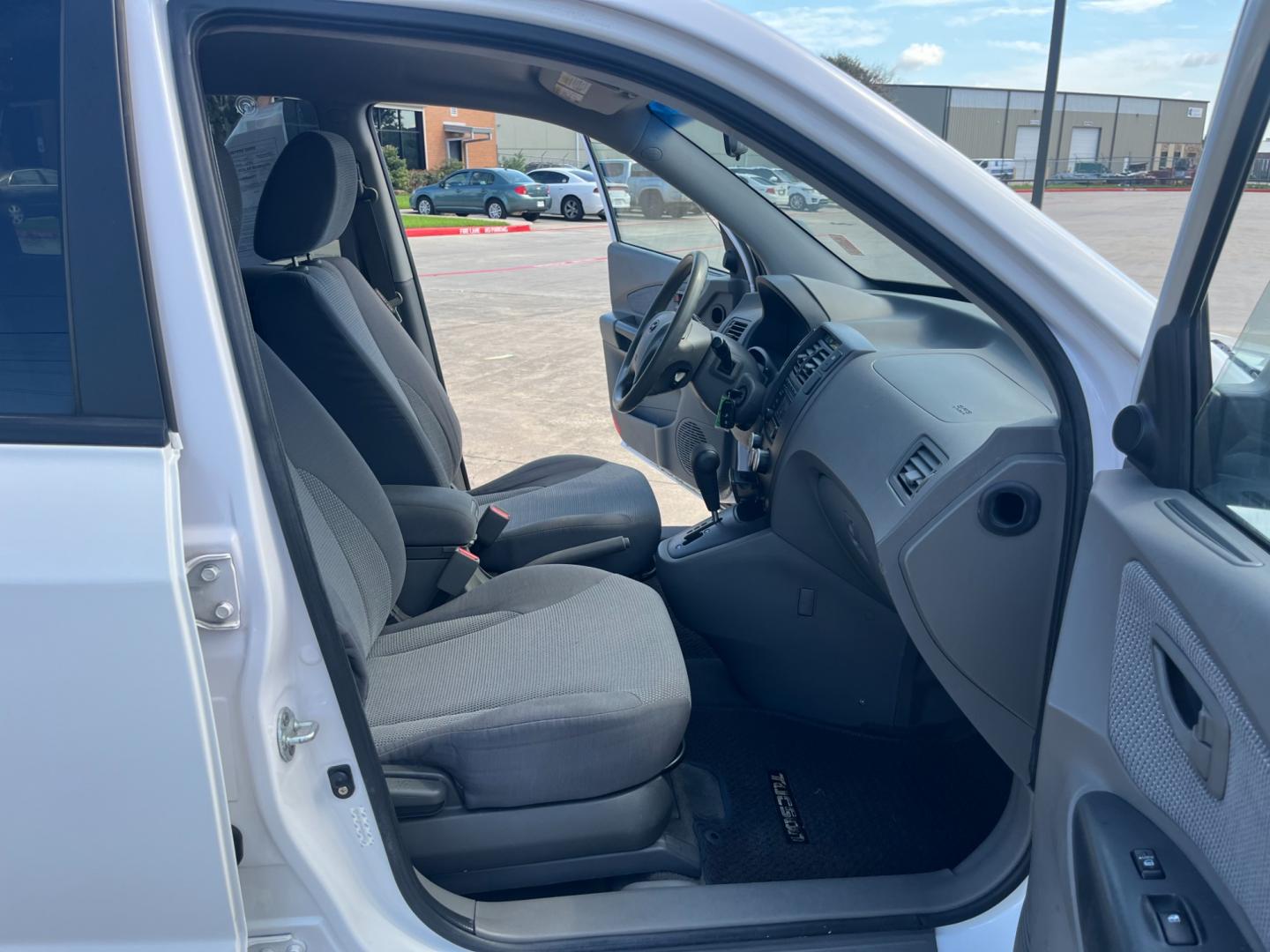 2008 white /black Hyundai Tucson GLS 2.0 2WD (KM8JM12B48U) with an 2.0L L4 DOHC 16V engine, Automatic transmission, located at 14700 Tomball Parkway 249, Houston, TX, 77086, (281) 444-2200, 29.928619, -95.504074 - Photo#11