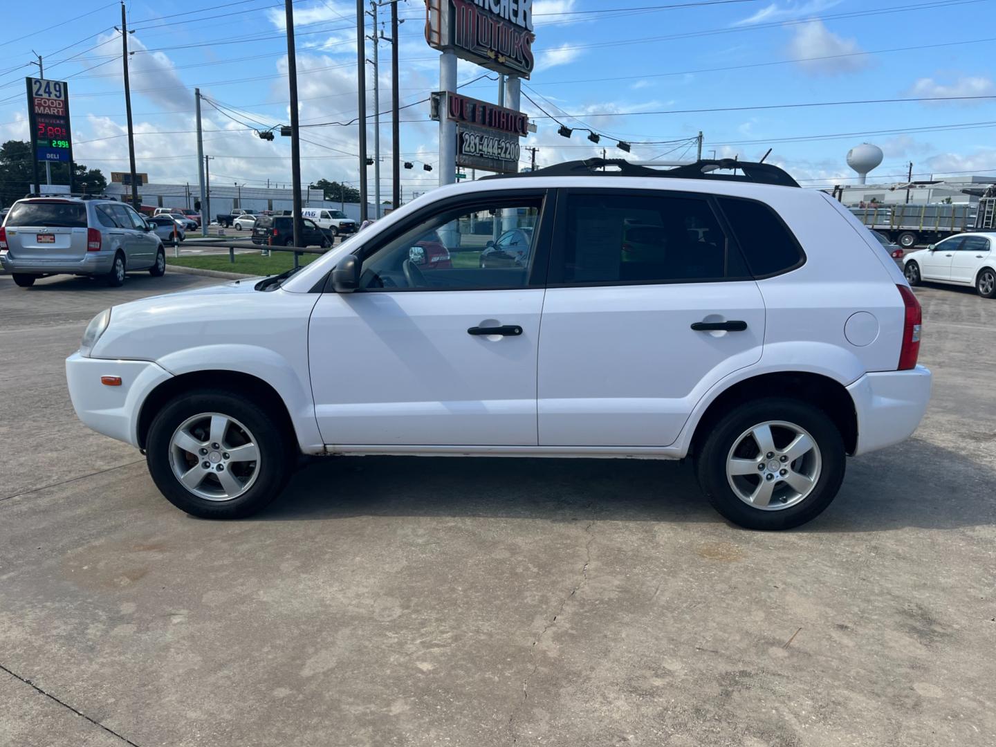 2008 white /black Hyundai Tucson GLS 2.0 2WD (KM8JM12B48U) with an 2.0L L4 DOHC 16V engine, Automatic transmission, located at 14700 Tomball Parkway 249, Houston, TX, 77086, (281) 444-2200, 29.928619, -95.504074 - Photo#3