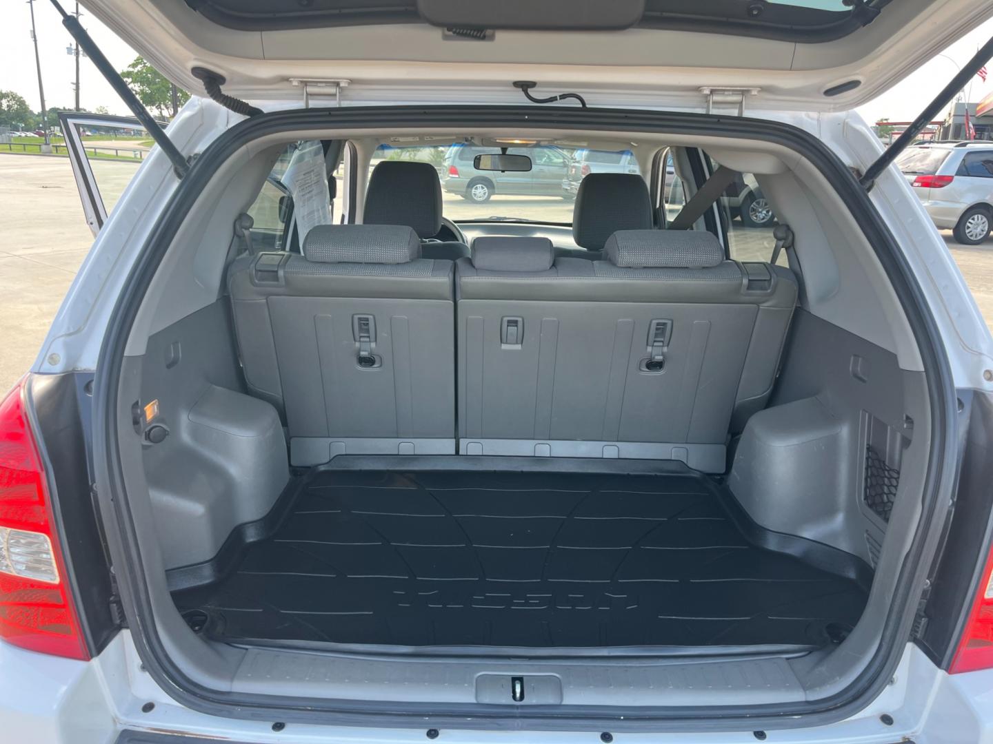 2008 white /black Hyundai Tucson GLS 2.0 2WD (KM8JM12B48U) with an 2.0L L4 DOHC 16V engine, Automatic transmission, located at 14700 Tomball Parkway 249, Houston, TX, 77086, (281) 444-2200, 29.928619, -95.504074 - Photo#13