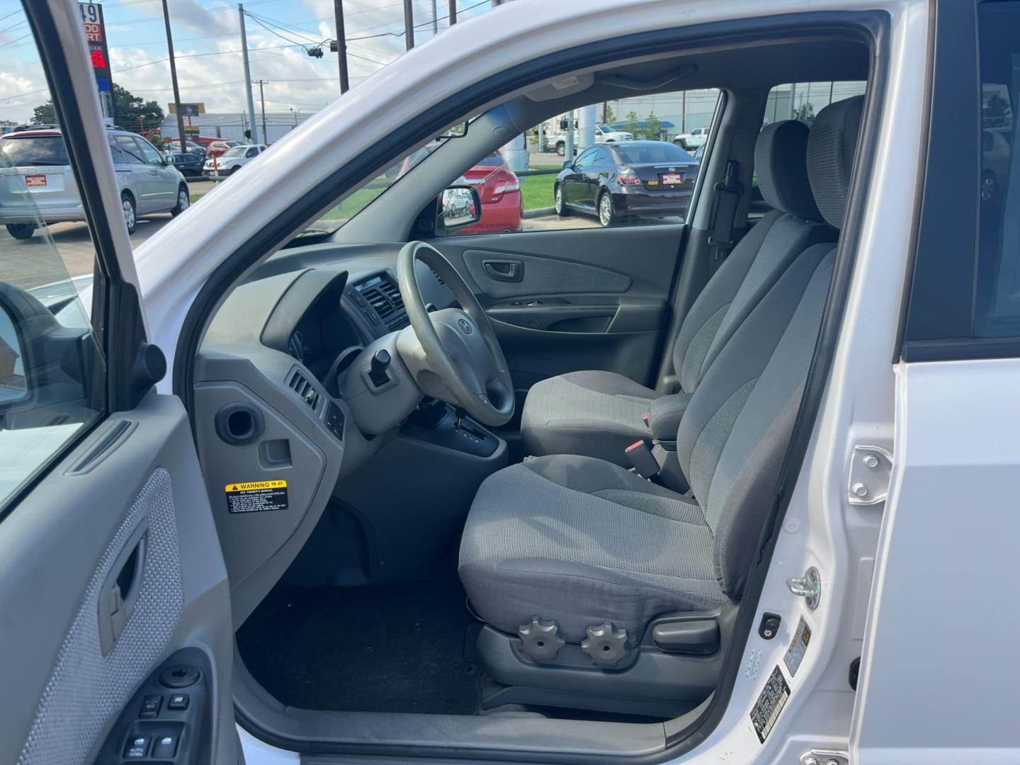 2008 white /black Hyundai Tucson GLS 2.0 2WD (KM8JM12B48U) with an 2.0L L4 DOHC 16V engine, Automatic transmission, located at 14700 Tomball Parkway 249, Houston, TX, 77086, (281) 444-2200, 29.928619, -95.504074 - Photo#8