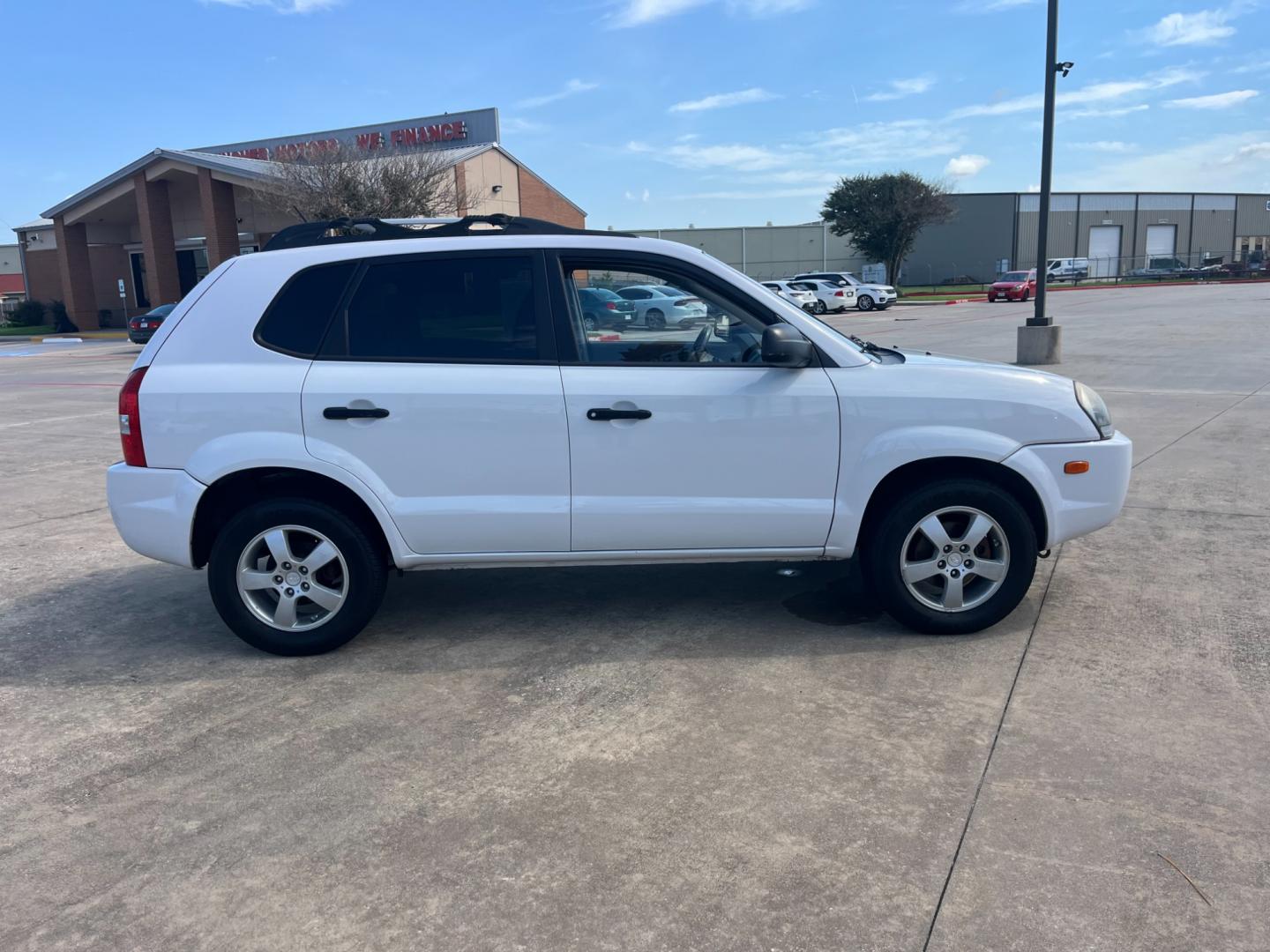 2008 white /black Hyundai Tucson GLS 2.0 2WD (KM8JM12B48U) with an 2.0L L4 DOHC 16V engine, Automatic transmission, located at 14700 Tomball Parkway 249, Houston, TX, 77086, (281) 444-2200, 29.928619, -95.504074 - Photo#7