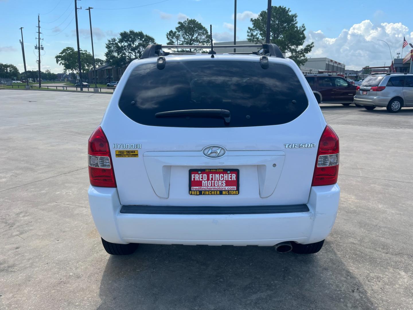 2008 white /black Hyundai Tucson GLS 2.0 2WD (KM8JM12B48U) with an 2.0L L4 DOHC 16V engine, Automatic transmission, located at 14700 Tomball Parkway 249, Houston, TX, 77086, (281) 444-2200, 29.928619, -95.504074 - Photo#5