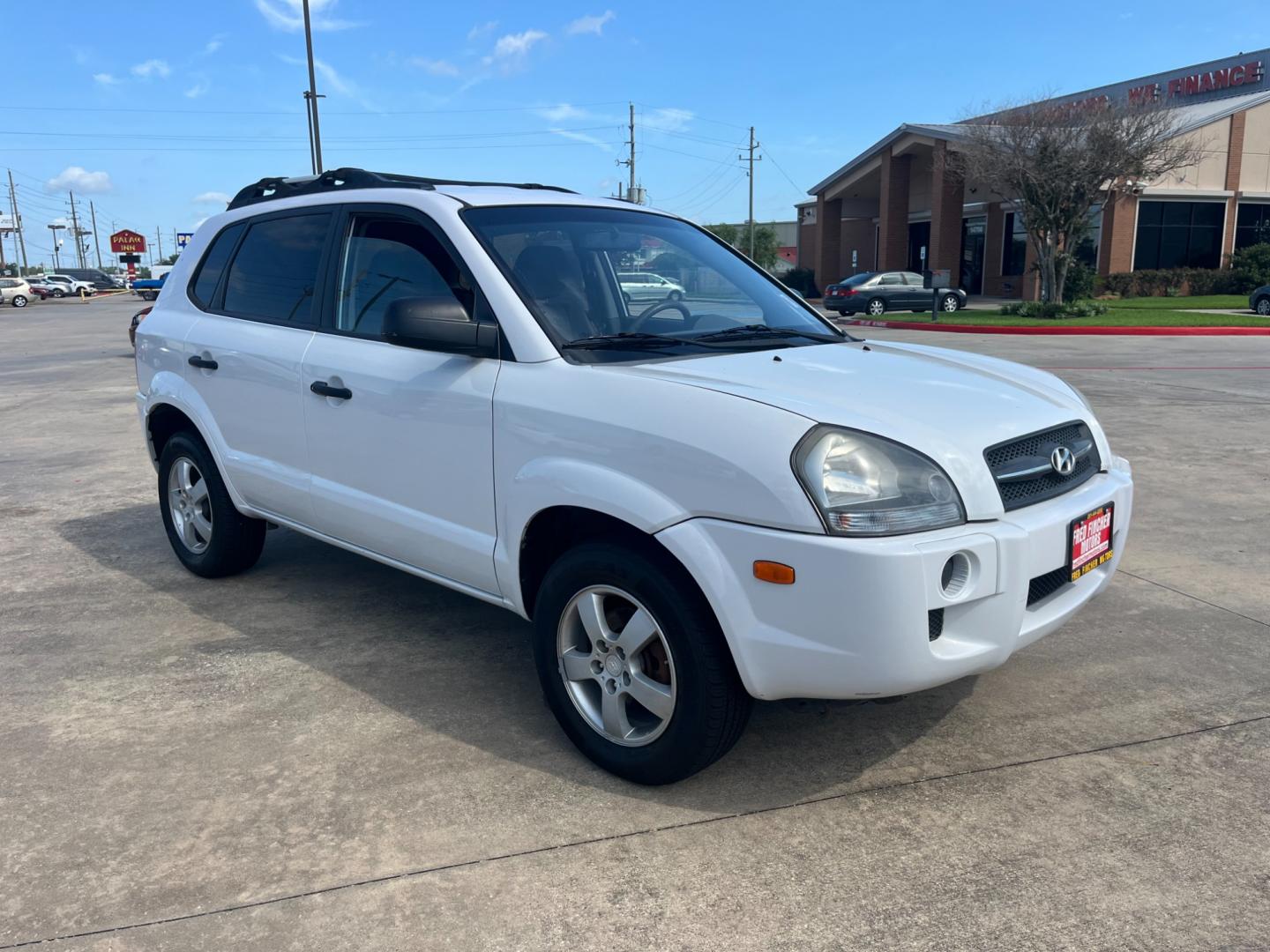 2008 white /black Hyundai Tucson GLS 2.0 2WD (KM8JM12B48U) with an 2.0L L4 DOHC 16V engine, Automatic transmission, located at 14700 Tomball Parkway 249, Houston, TX, 77086, (281) 444-2200, 29.928619, -95.504074 - Photo#0