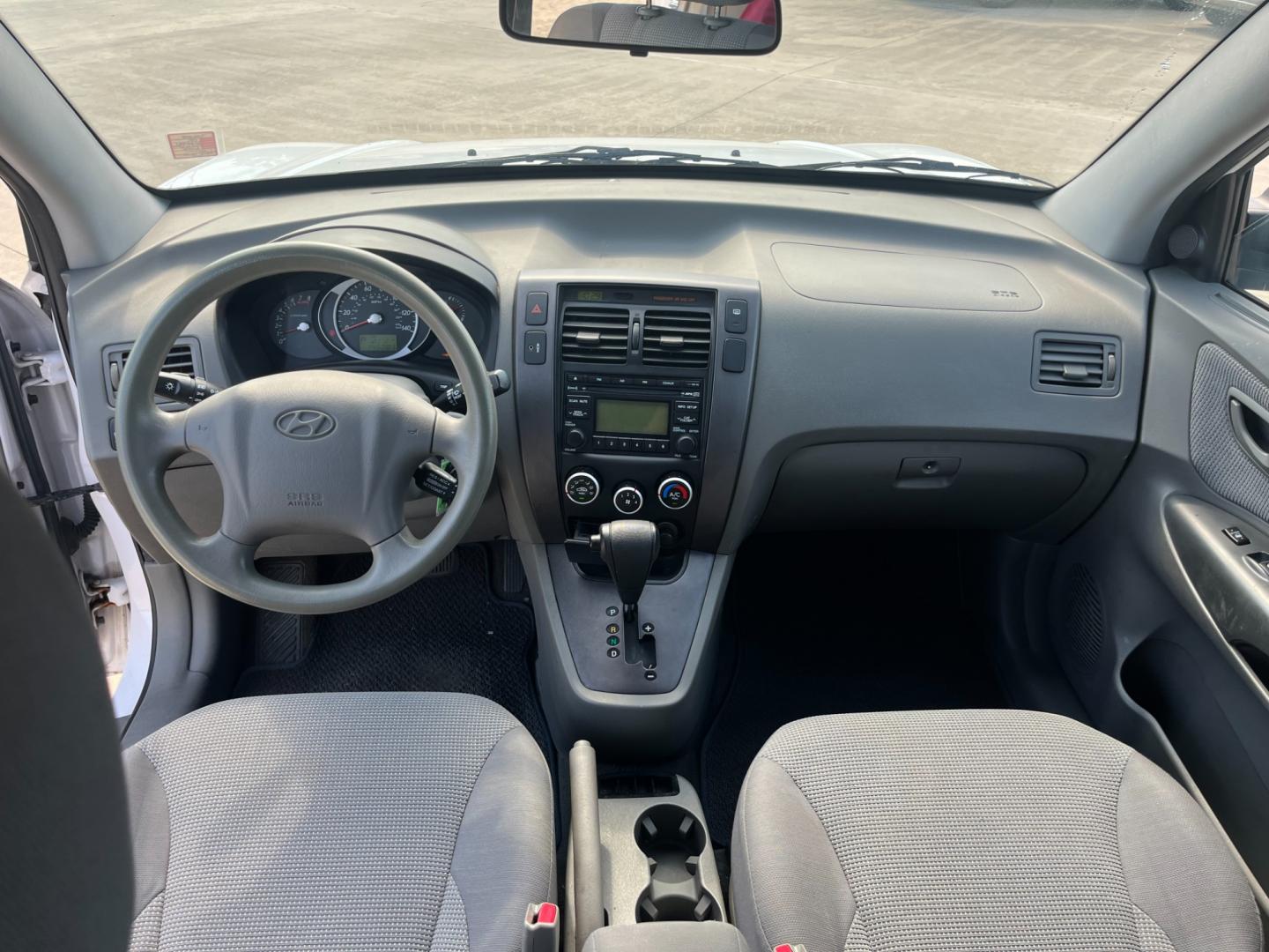 2008 white /black Hyundai Tucson GLS 2.0 2WD (KM8JM12B48U) with an 2.0L L4 DOHC 16V engine, Automatic transmission, located at 14700 Tomball Parkway 249, Houston, TX, 77086, (281) 444-2200, 29.928619, -95.504074 - Photo#10