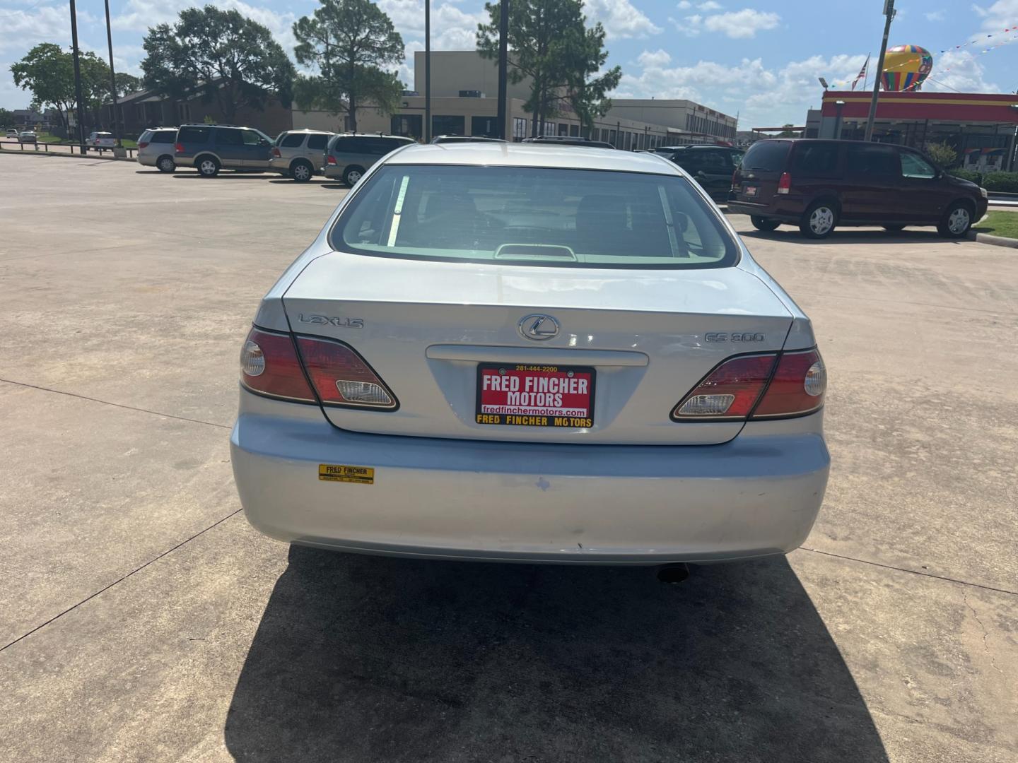 2003 SILVER /gray Lexus ES 300 (JTHBF30G730) with an 3.0 engine, Automatic transmission, located at 14700 Tomball Parkway 249, Houston, TX, 77086, (281) 444-2200, 29.928619, -95.504074 - Photo#5