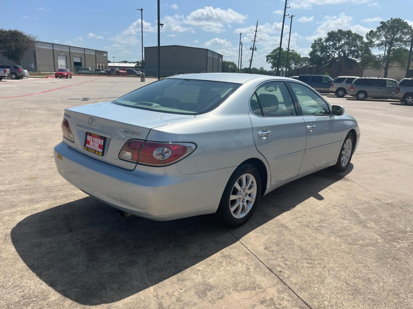 2003 SILVER /gray Lexus ES 300 (JTHBF30G730) with an 3.0 engine, Automatic transmission, located at 14700 Tomball Parkway 249, Houston, TX, 77086, (281) 444-2200, 29.928619, -95.504074 - Photo#6