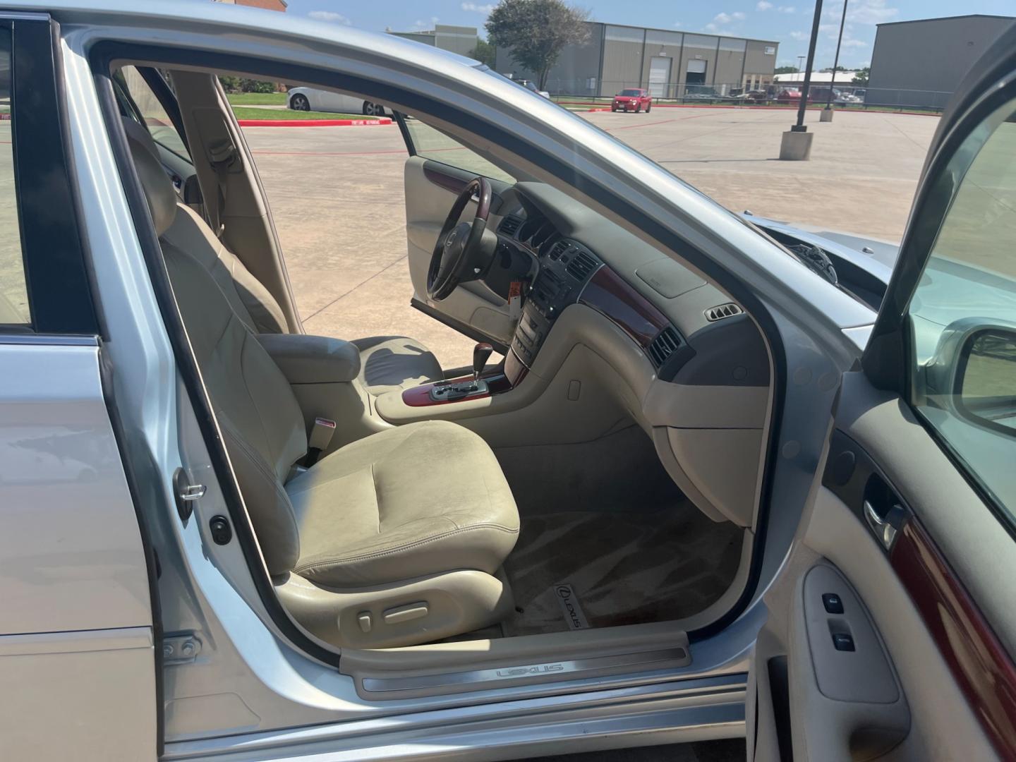 2003 SILVER /gray Lexus ES 300 (JTHBF30G730) with an 3.0 engine, Automatic transmission, located at 14700 Tomball Parkway 249, Houston, TX, 77086, (281) 444-2200, 29.928619, -95.504074 - Photo#11