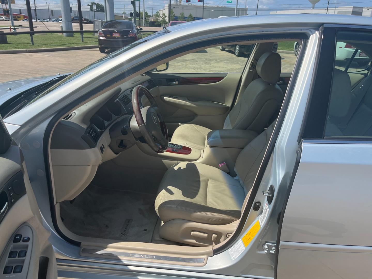 2003 SILVER /gray Lexus ES 300 (JTHBF30G730) with an 3.0 engine, Automatic transmission, located at 14700 Tomball Parkway 249, Houston, TX, 77086, (281) 444-2200, 29.928619, -95.504074 - Photo#8