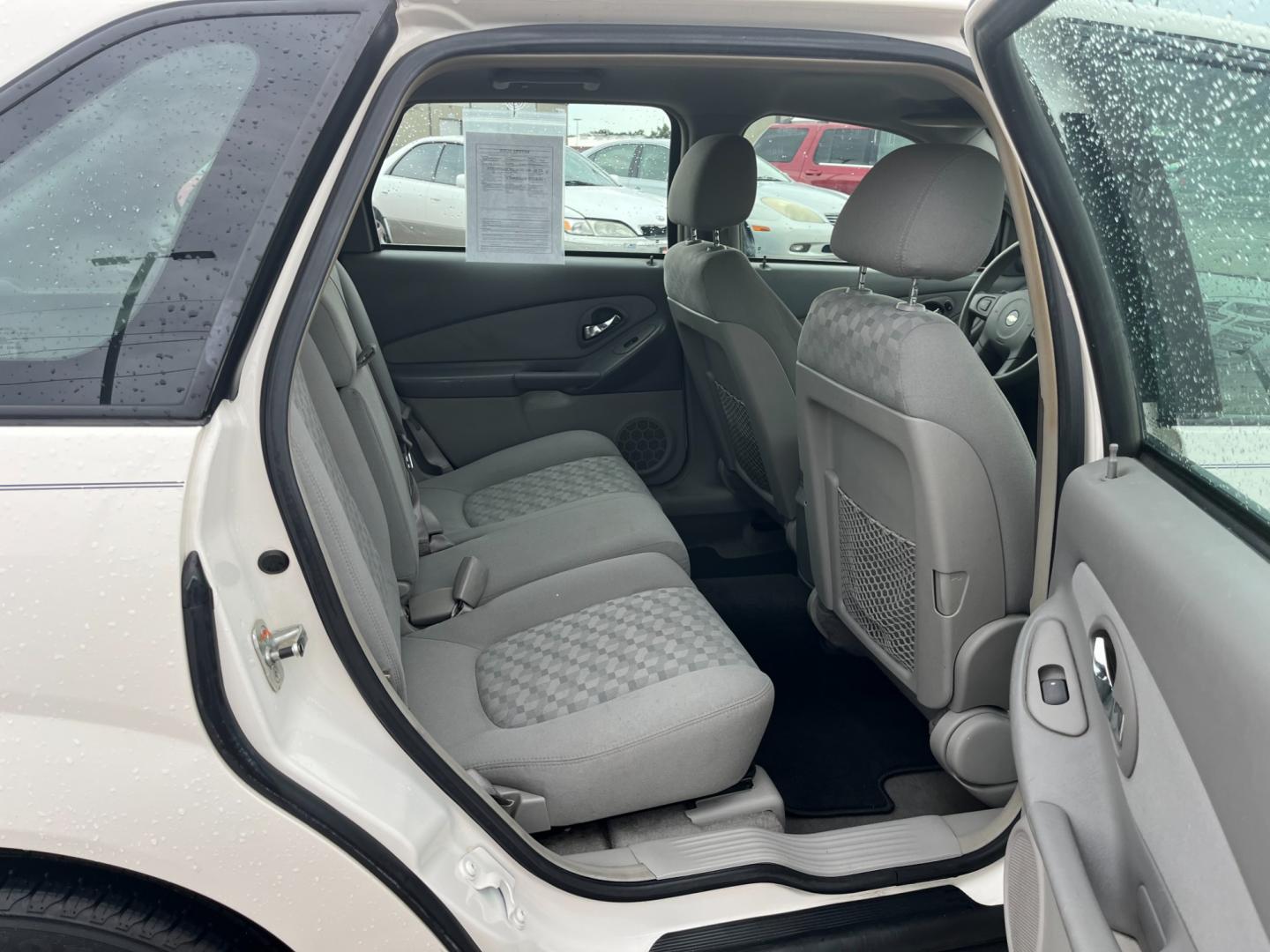 2005 white /TAN Chevrolet Malibu MAXX LS (1G1ZT62875F) with an 3.5L V6 OHV 12V engine, 4-Speed Automatic Overdrive transmission, located at 14700 Tomball Parkway 249, Houston, TX, 77086, (281) 444-2200, 29.928619, -95.504074 - Photo#12