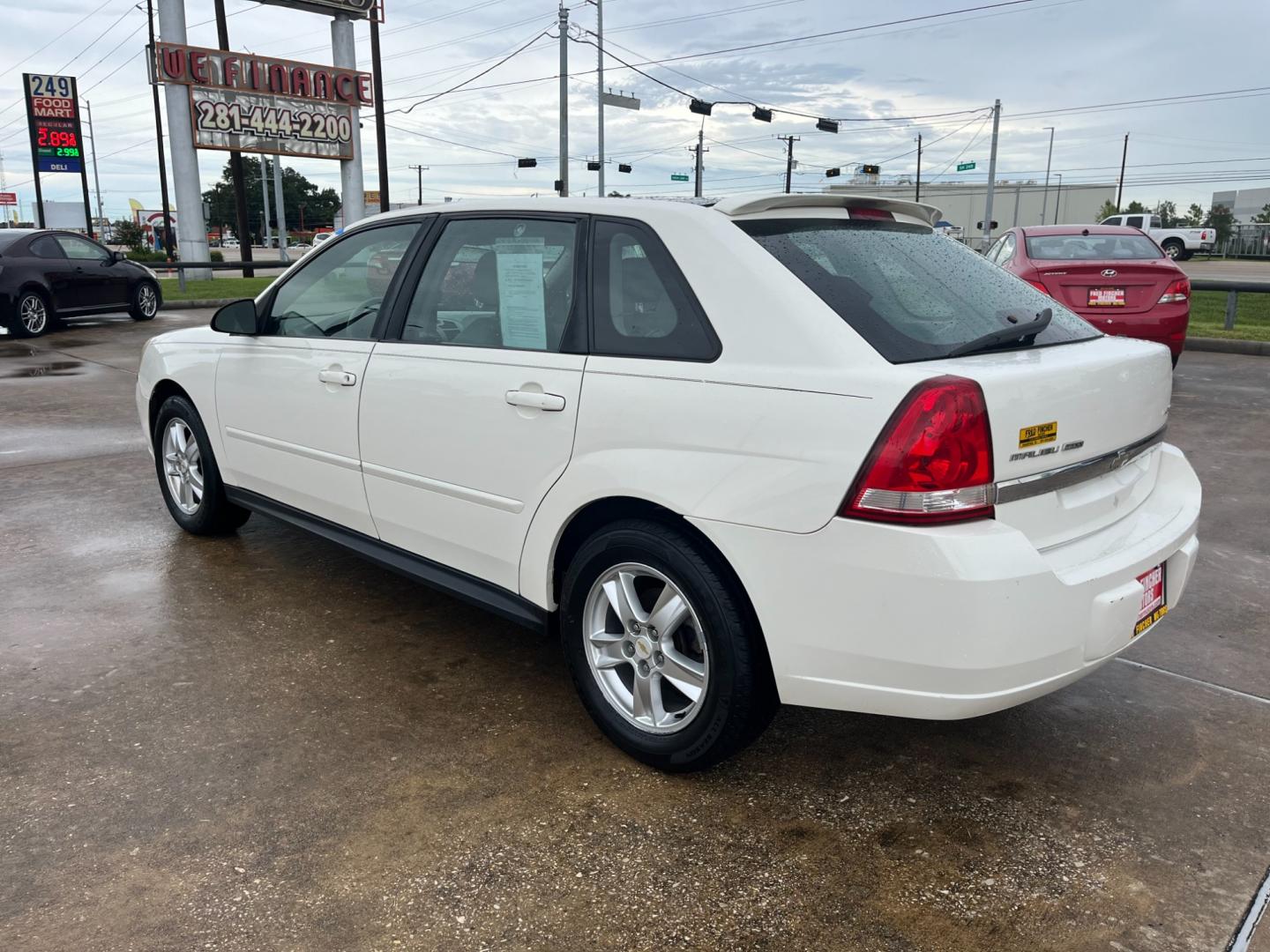 2005 white /TAN Chevrolet Malibu MAXX LS (1G1ZT62875F) with an 3.5L V6 OHV 12V engine, 4-Speed Automatic Overdrive transmission, located at 14700 Tomball Parkway 249, Houston, TX, 77086, (281) 444-2200, 29.928619, -95.504074 - Photo#4