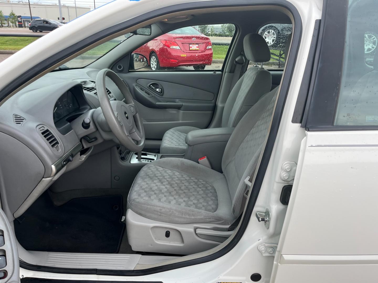 2005 white /TAN Chevrolet Malibu MAXX LS (1G1ZT62875F) with an 3.5L V6 OHV 12V engine, 4-Speed Automatic Overdrive transmission, located at 14700 Tomball Parkway 249, Houston, TX, 77086, (281) 444-2200, 29.928619, -95.504074 - Photo#8