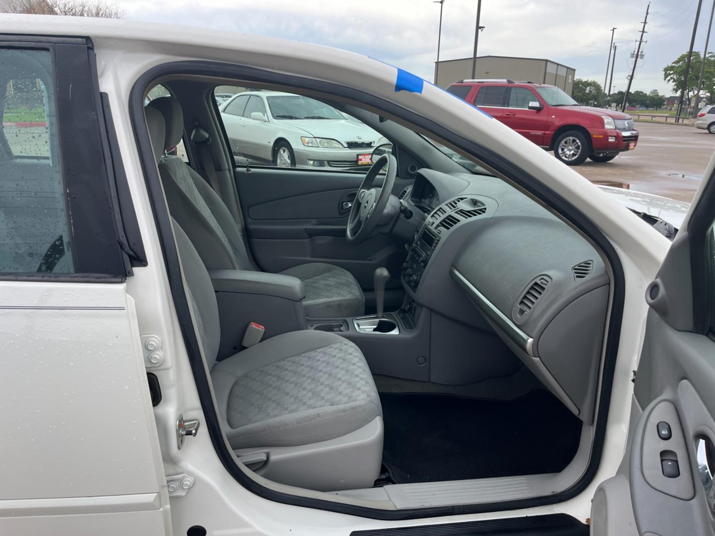 2005 white /TAN Chevrolet Malibu MAXX LS (1G1ZT62875F) with an 3.5L V6 OHV 12V engine, 4-Speed Automatic Overdrive transmission, located at 14700 Tomball Parkway 249, Houston, TX, 77086, (281) 444-2200, 29.928619, -95.504074 - Photo#11