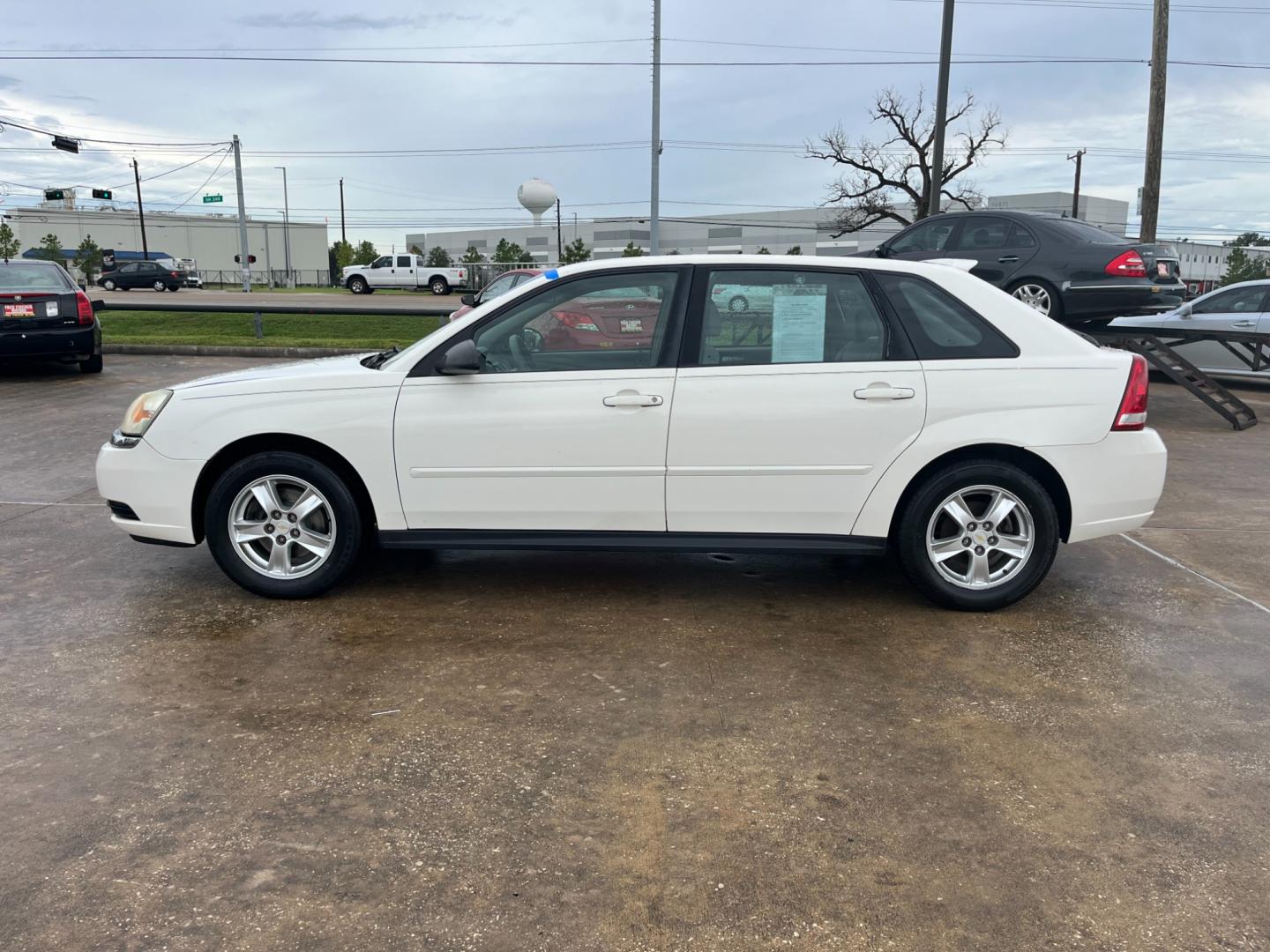 2005 white /TAN Chevrolet Malibu MAXX LS (1G1ZT62875F) with an 3.5L V6 OHV 12V engine, 4-Speed Automatic Overdrive transmission, located at 14700 Tomball Parkway 249, Houston, TX, 77086, (281) 444-2200, 29.928619, -95.504074 - Photo#3