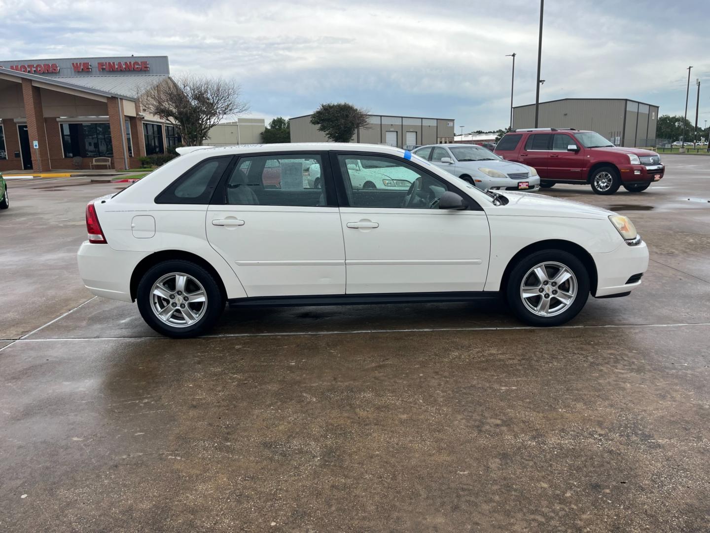 2005 white /TAN Chevrolet Malibu MAXX LS (1G1ZT62875F) with an 3.5L V6 OHV 12V engine, 4-Speed Automatic Overdrive transmission, located at 14700 Tomball Parkway 249, Houston, TX, 77086, (281) 444-2200, 29.928619, -95.504074 - Photo#7