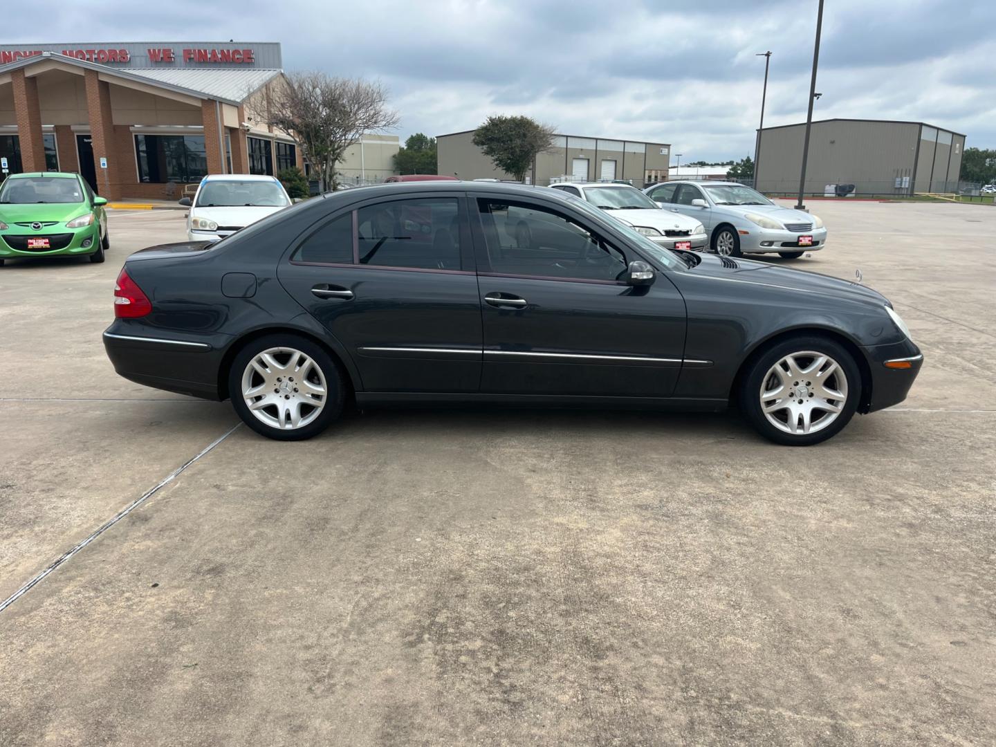 2003 GRAY /black Mercedes-Benz E-Class E500 (WDBUF70J83A) with an 5.0L V8 SOHC 24V engine, 5-Speed Automatic Overdrive transmission, located at 14700 Tomball Parkway 249, Houston, TX, 77086, (281) 444-2200, 29.928619, -95.504074 - Photo#7