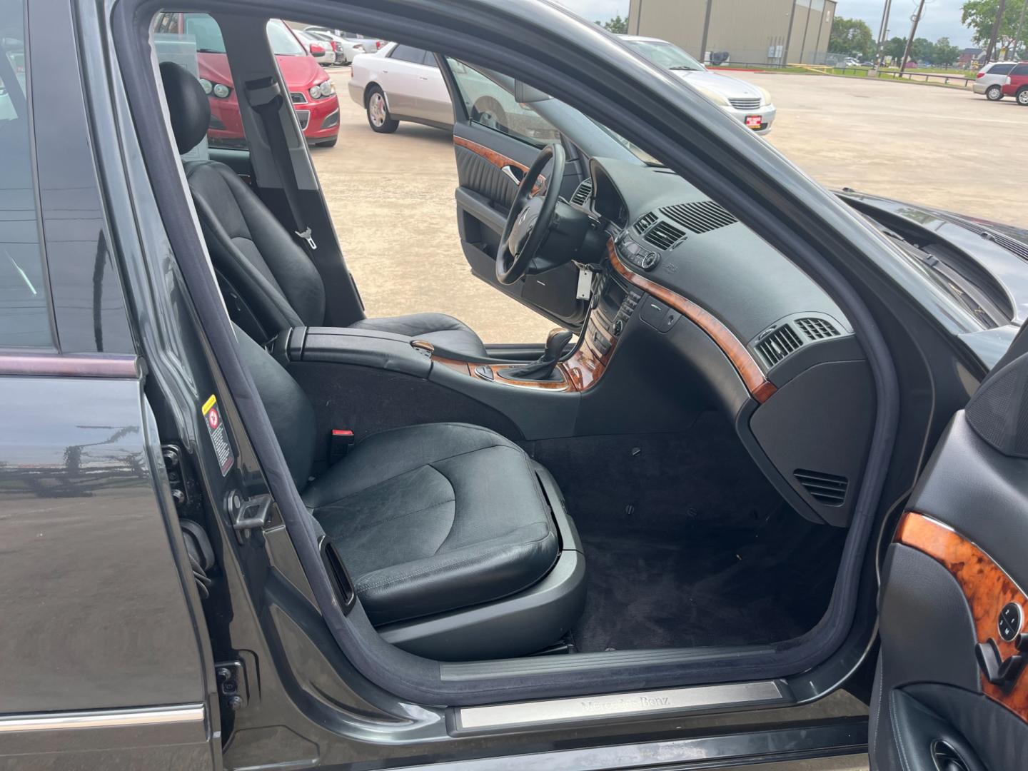 2003 GRAY /black Mercedes-Benz E-Class E500 (WDBUF70J83A) with an 5.0L V8 SOHC 24V engine, 5-Speed Automatic Overdrive transmission, located at 14700 Tomball Parkway 249, Houston, TX, 77086, (281) 444-2200, 29.928619, -95.504074 - Photo#11