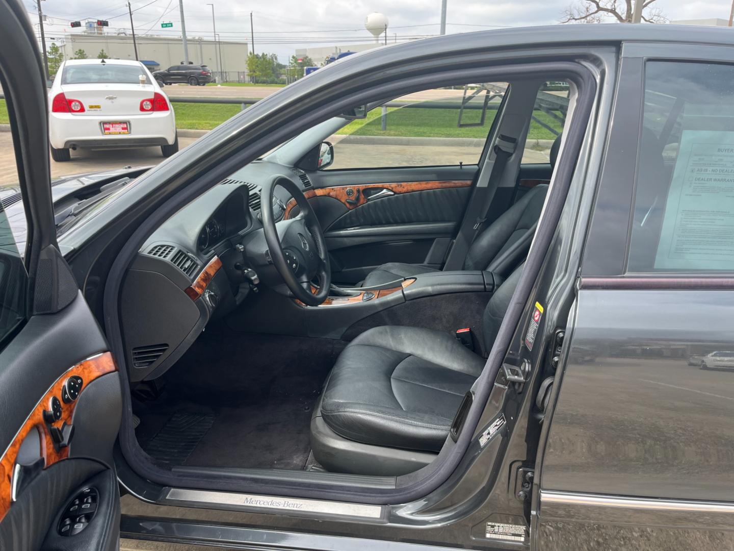 2003 GRAY /black Mercedes-Benz E-Class E500 (WDBUF70J83A) with an 5.0L V8 SOHC 24V engine, 5-Speed Automatic Overdrive transmission, located at 14700 Tomball Parkway 249, Houston, TX, 77086, (281) 444-2200, 29.928619, -95.504074 - Photo#8