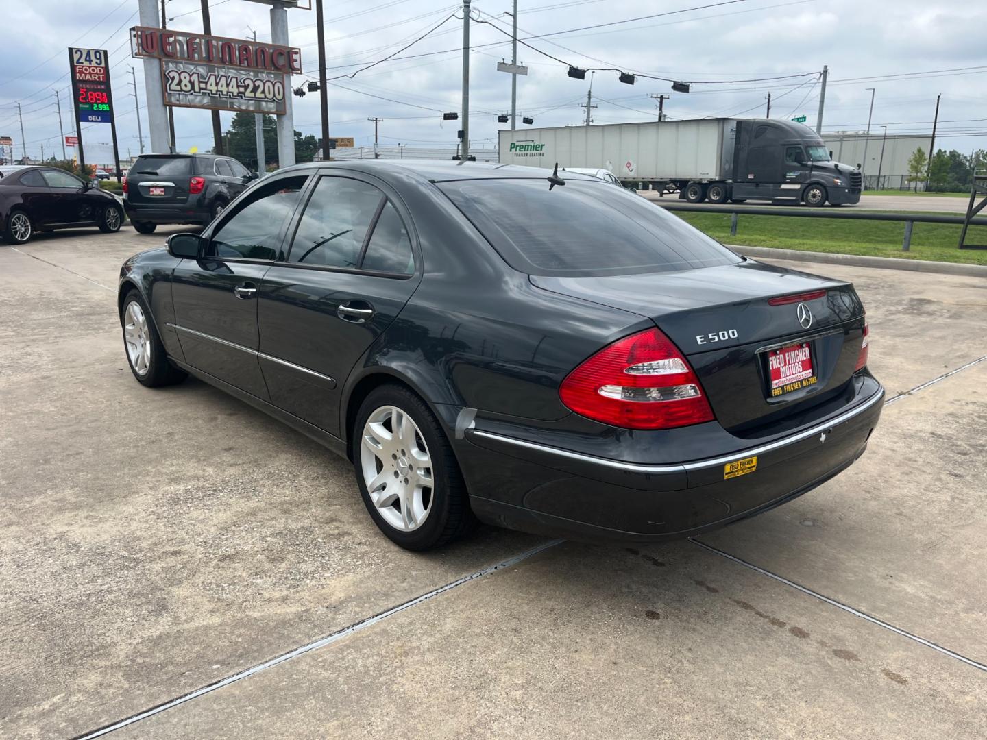 2003 GRAY /black Mercedes-Benz E-Class E500 (WDBUF70J83A) with an 5.0L V8 SOHC 24V engine, 5-Speed Automatic Overdrive transmission, located at 14700 Tomball Parkway 249, Houston, TX, 77086, (281) 444-2200, 29.928619, -95.504074 - Photo#4