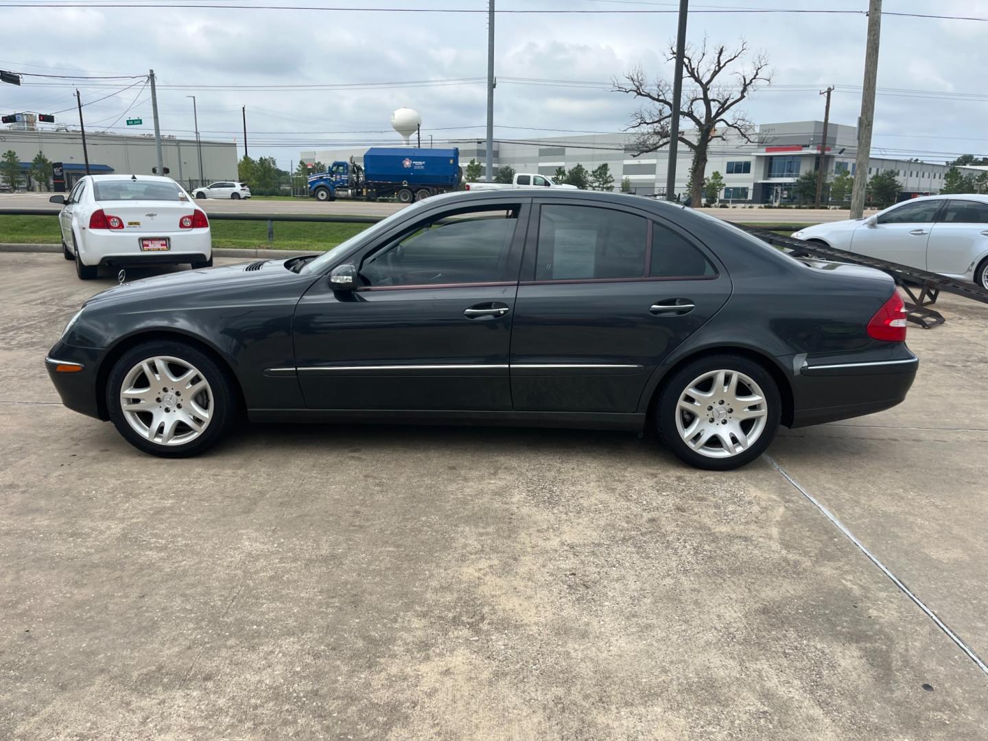 2003 GRAY /black Mercedes-Benz E-Class E500 (WDBUF70J83A) with an 5.0L V8 SOHC 24V engine, 5-Speed Automatic Overdrive transmission, located at 14700 Tomball Parkway 249, Houston, TX, 77086, (281) 444-2200, 29.928619, -95.504074 - Photo#3