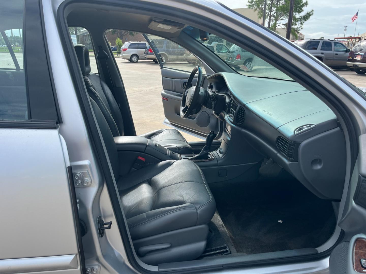 2002 SILVER /gray Buick Regal LS (2G4WB55K921) with an 3.8L V6 OHV 12V engine, 4-Speed Automatic Overdrive transmission, located at 14700 Tomball Parkway 249, Houston, TX, 77086, (281) 444-2200, 29.928619, -95.504074 - Photo#11