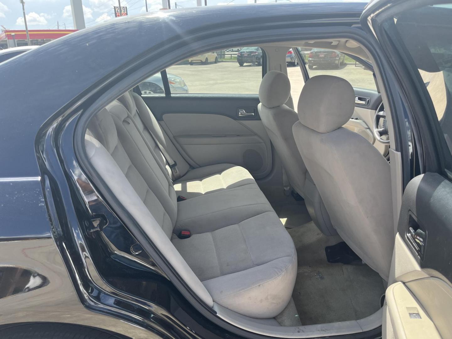 2006 Ford Fusion S (3FAFP06Z46R) with an 2.3L L4 DOHC 16V engine, Manual transmission, located at 14700 Tomball Parkway 249, Houston, TX, 77086, (281) 444-2200, 29.928619, -95.504074 - Photo#10