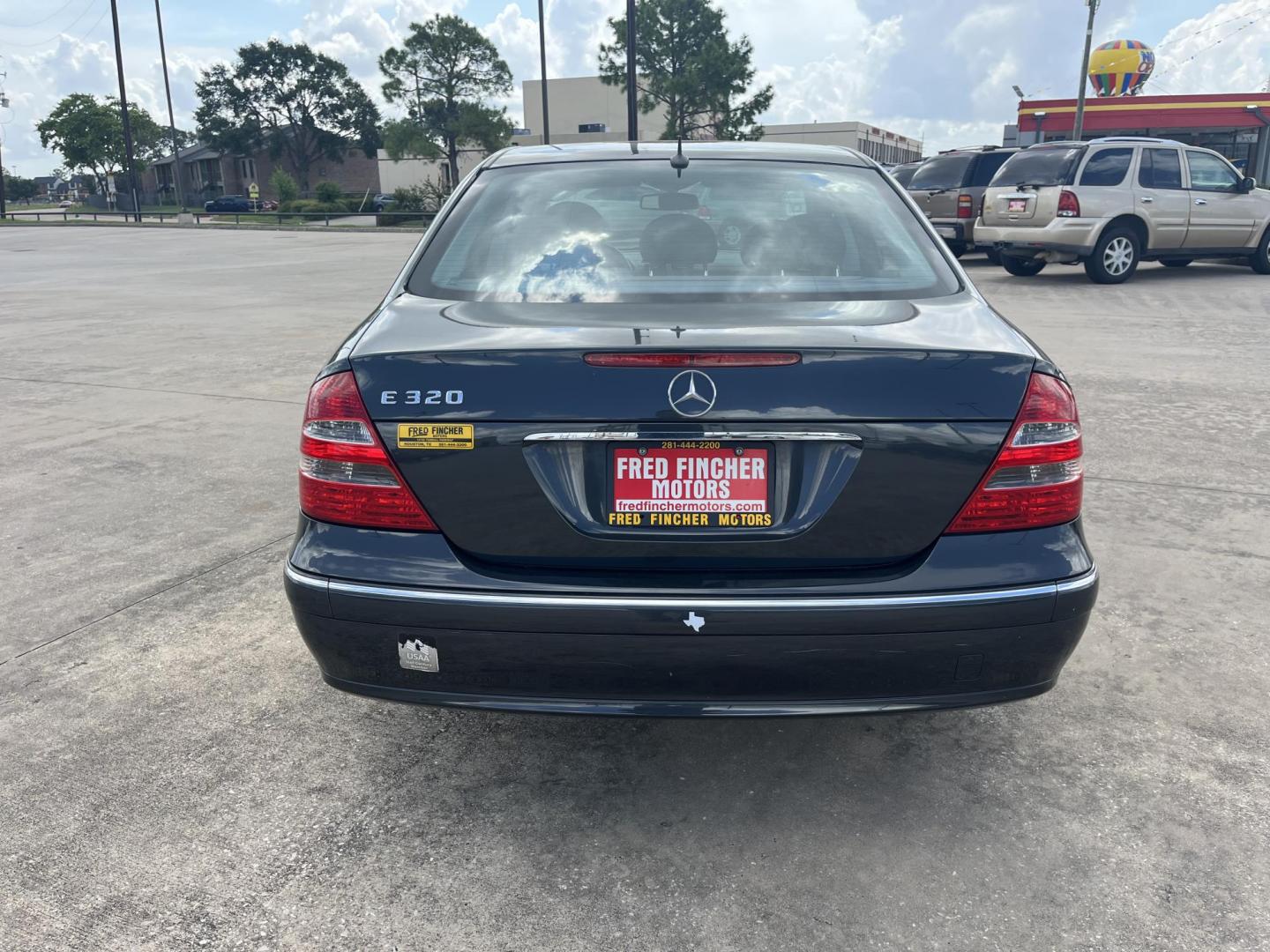 2004 Mercedes-Benz E-Class E320 (WDBUF65J54A) with an 3.2L V6 SOHC 18V engine, 5-Speed Automatic Overdrive transmission, located at 14700 Tomball Parkway 249, Houston, TX, 77086, (281) 444-2200, 29.928619, -95.504074 - Photo#4